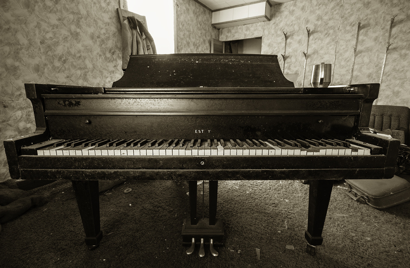 Music Piano 1366x893