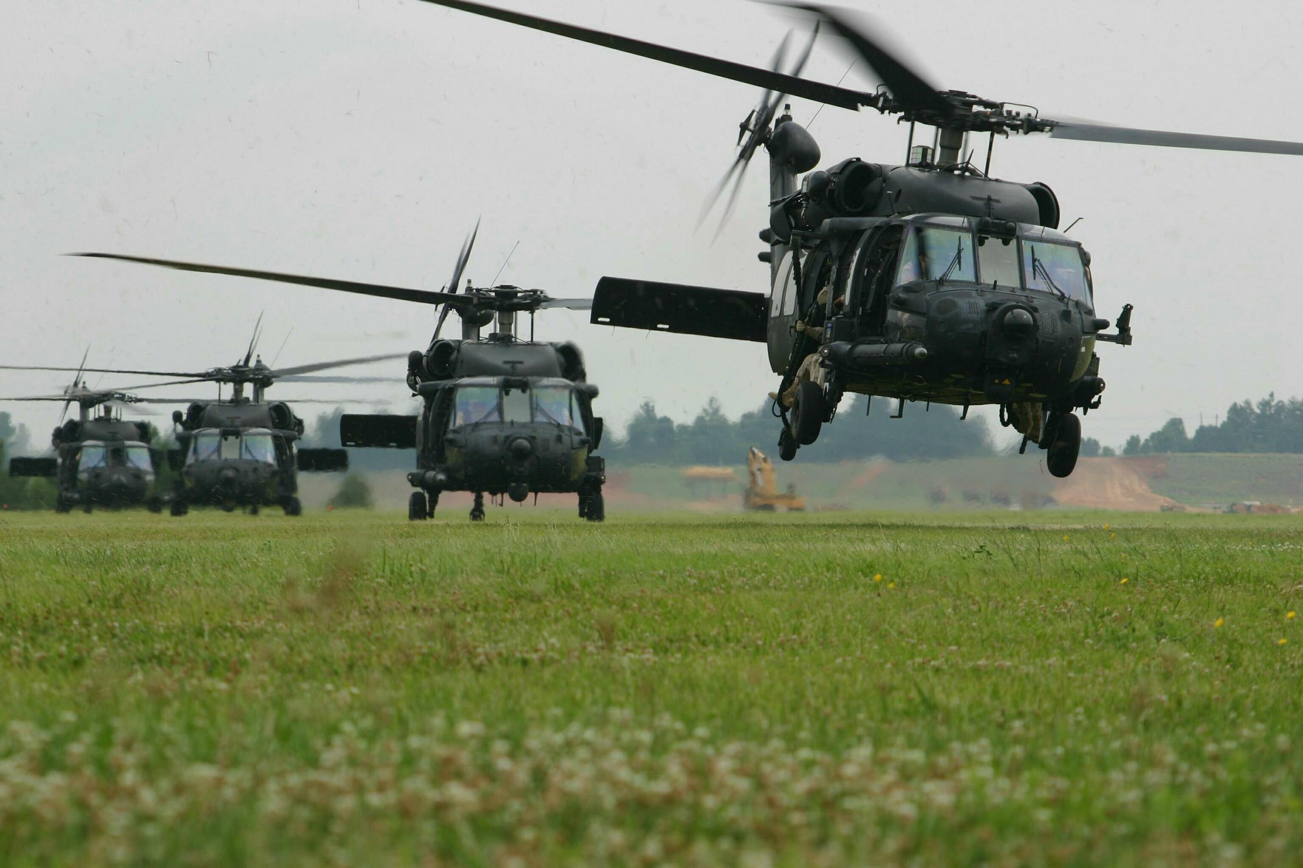 Military Sikorsky UH 60 Black Hawk 2612x1741