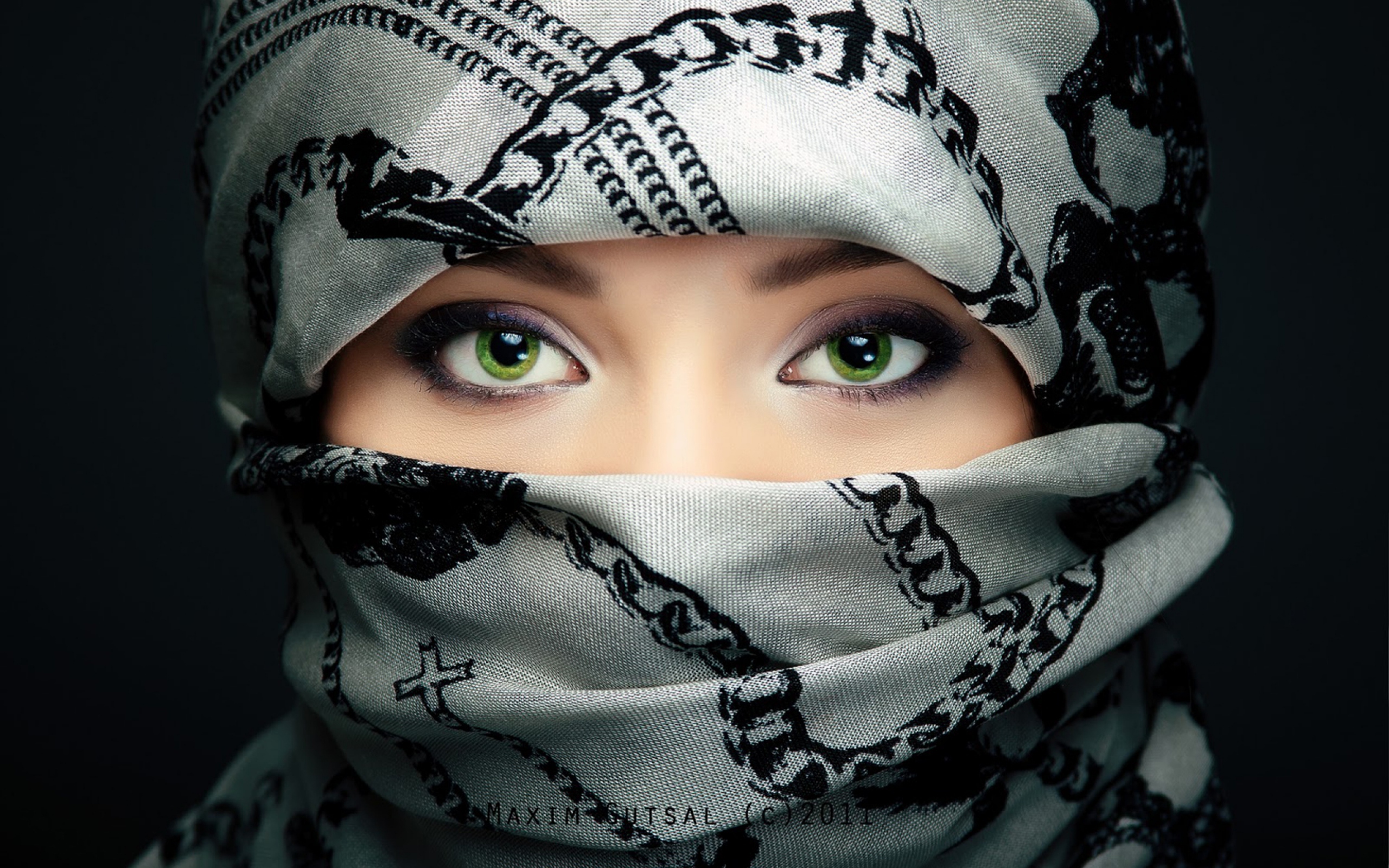 Face Girl Green Eyes Hijab Scarf Woman 2560x1600
