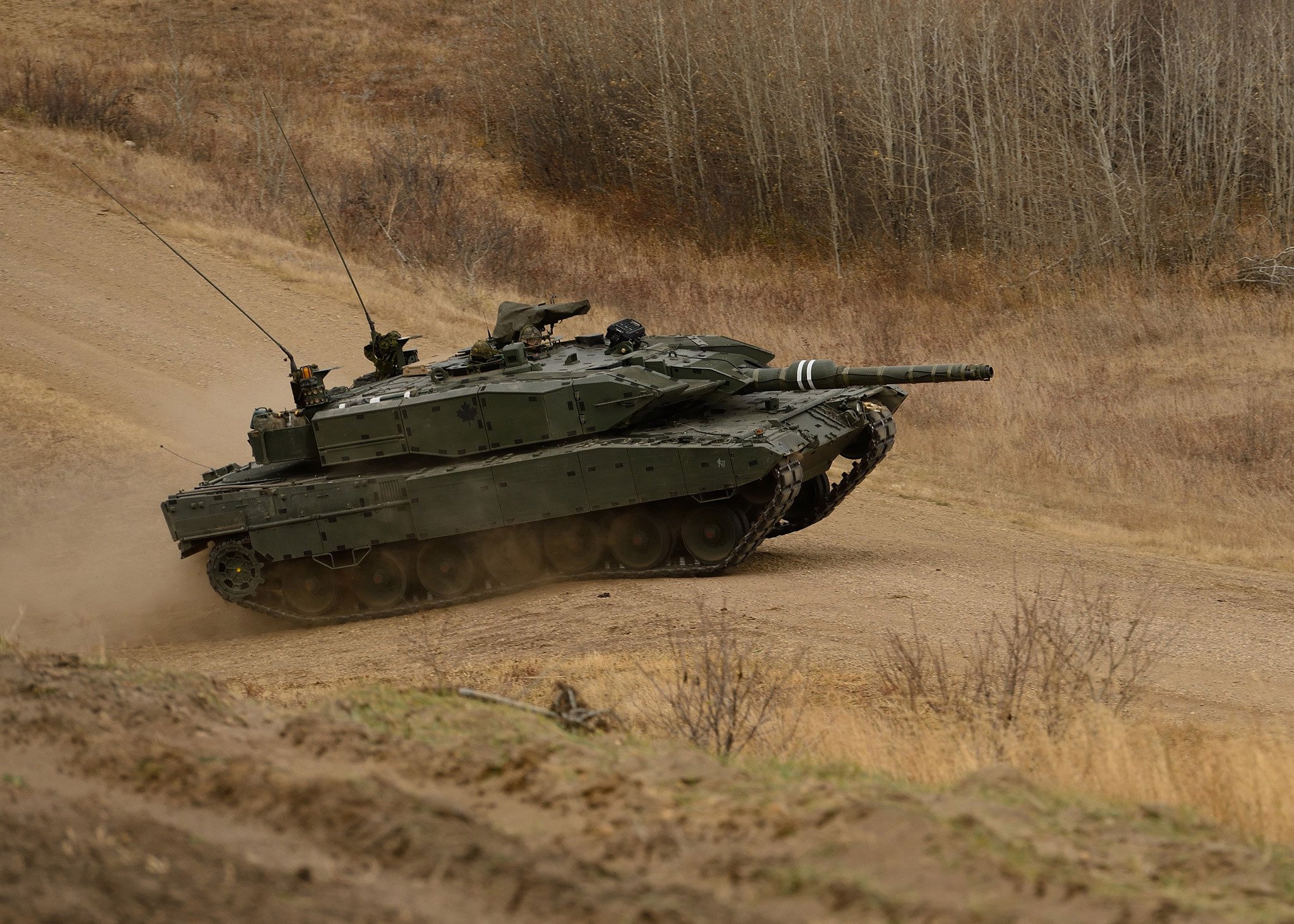 Military Leopard 2 2048x1462