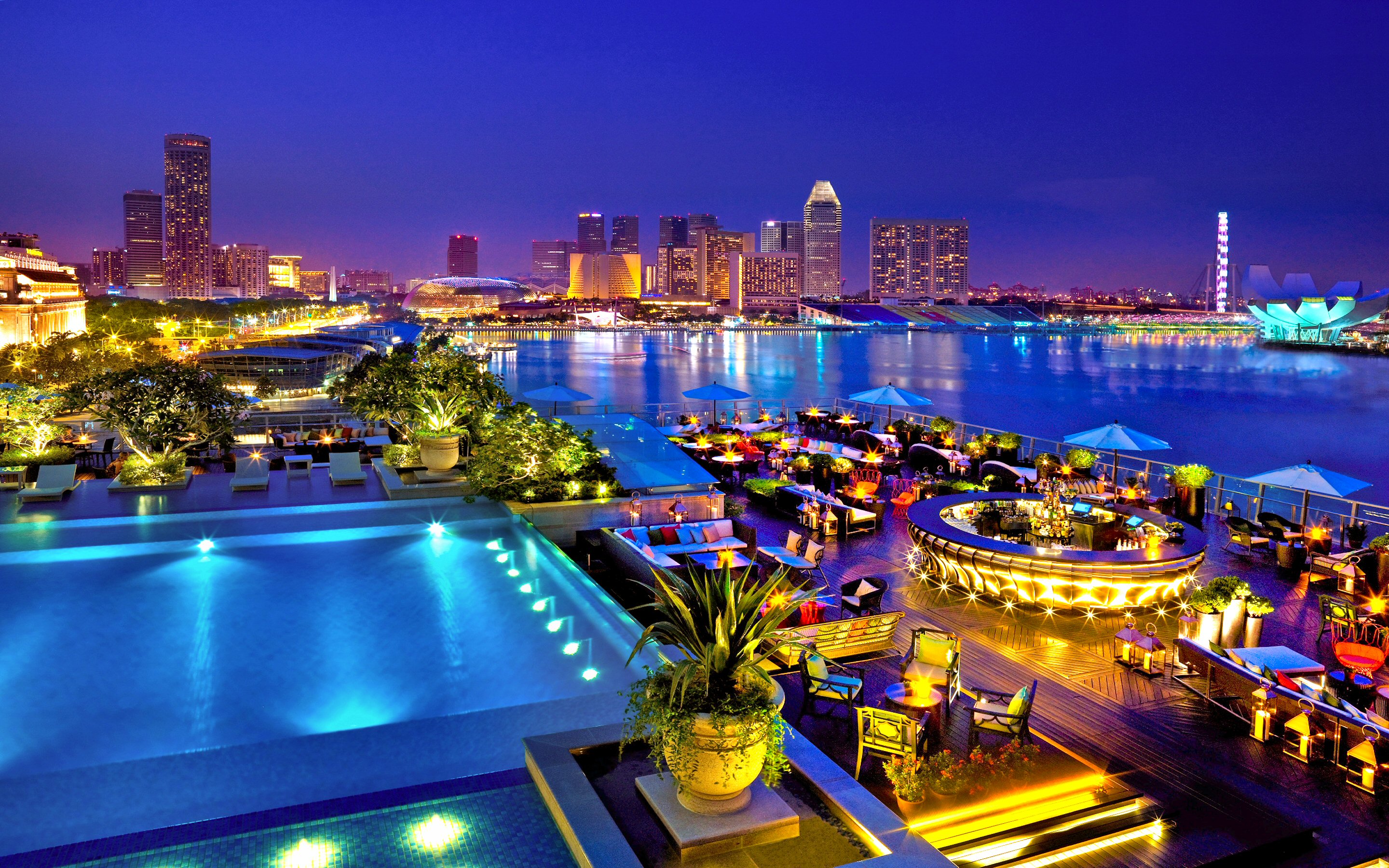 Azure Bay Colorful Pool Reflection Rooftop Singapore 2880x1800