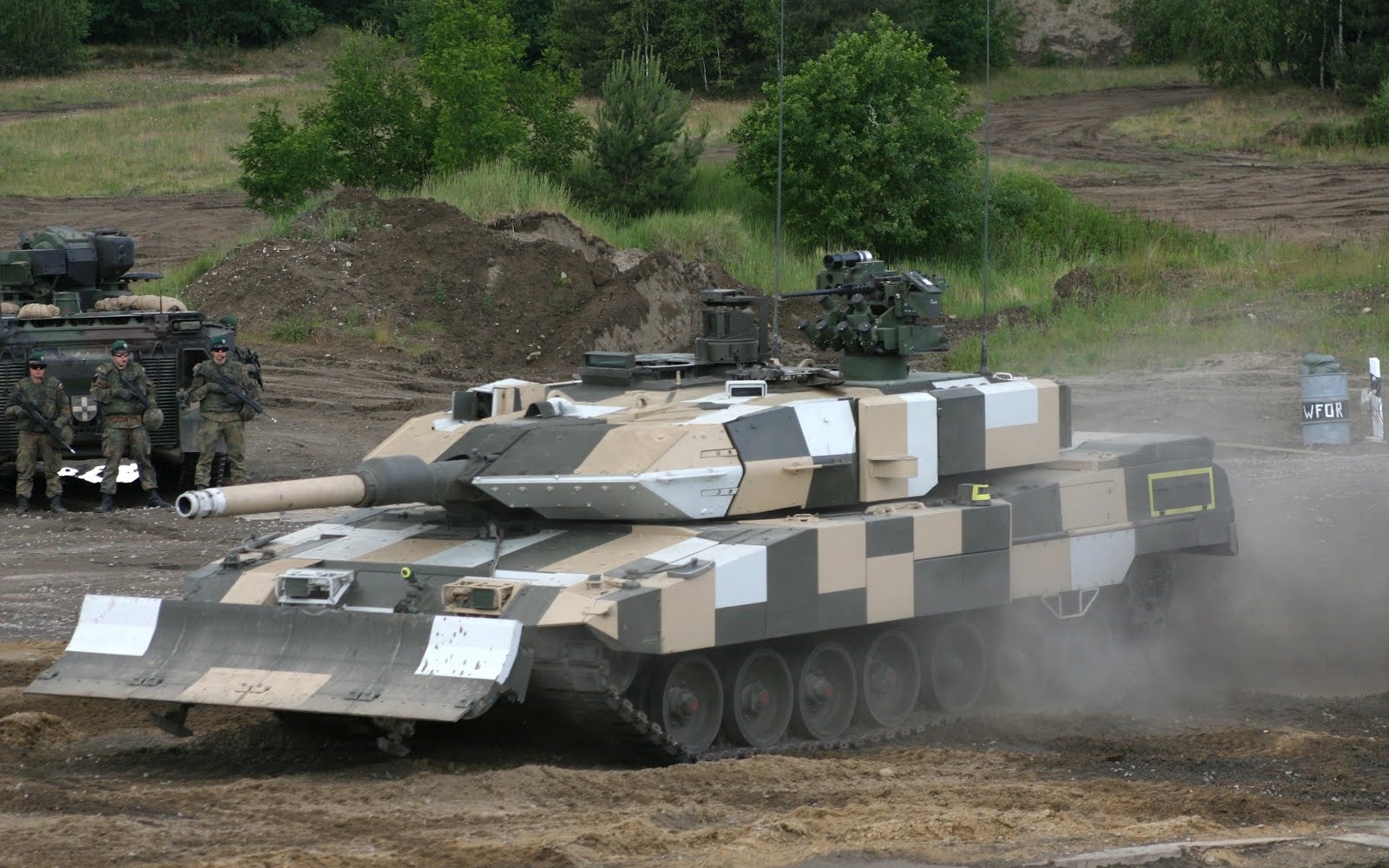 Leopard 2 Soldier Tank 1600x1000