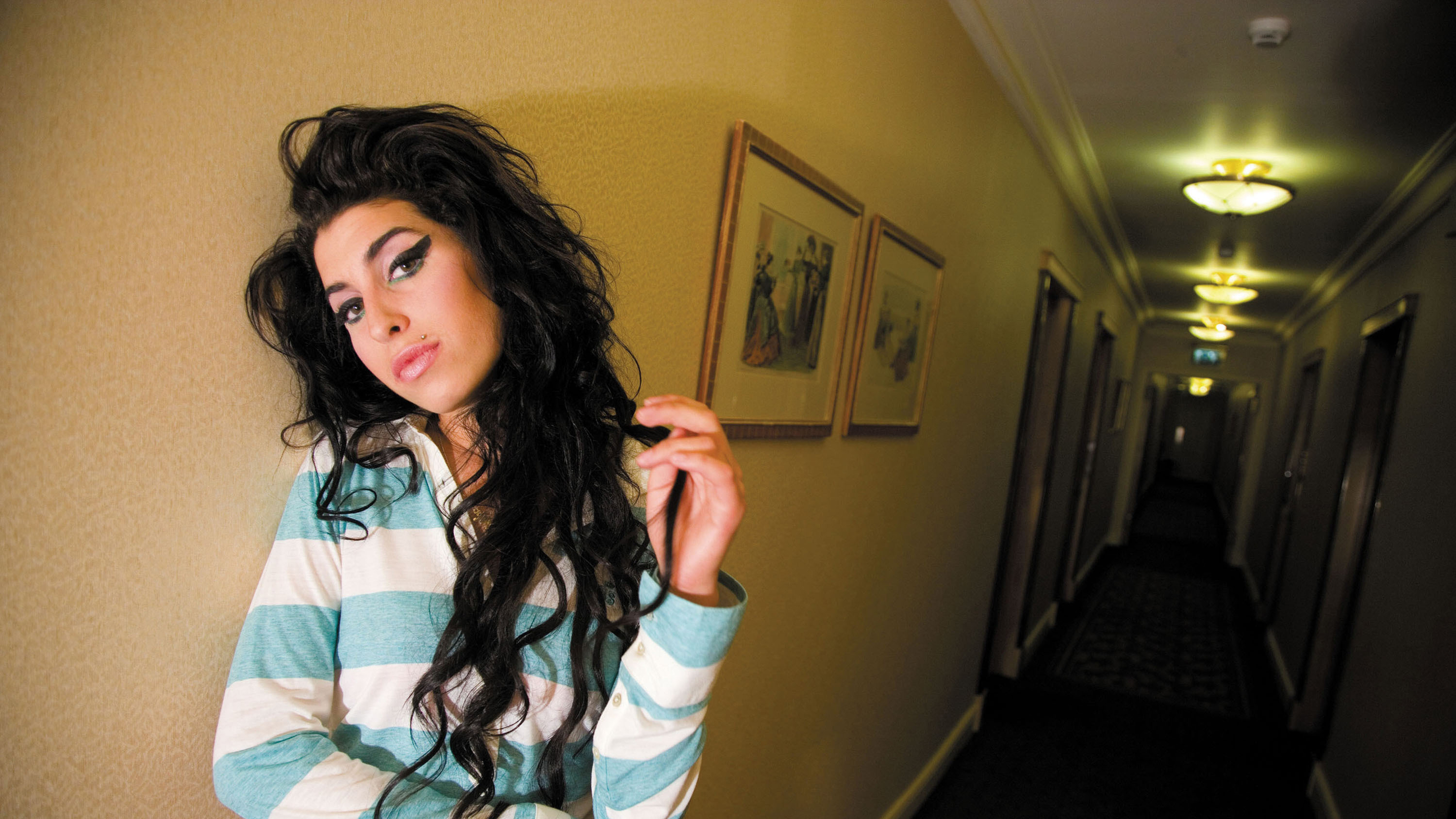 Amy Winehouse English Singer 2880x1620