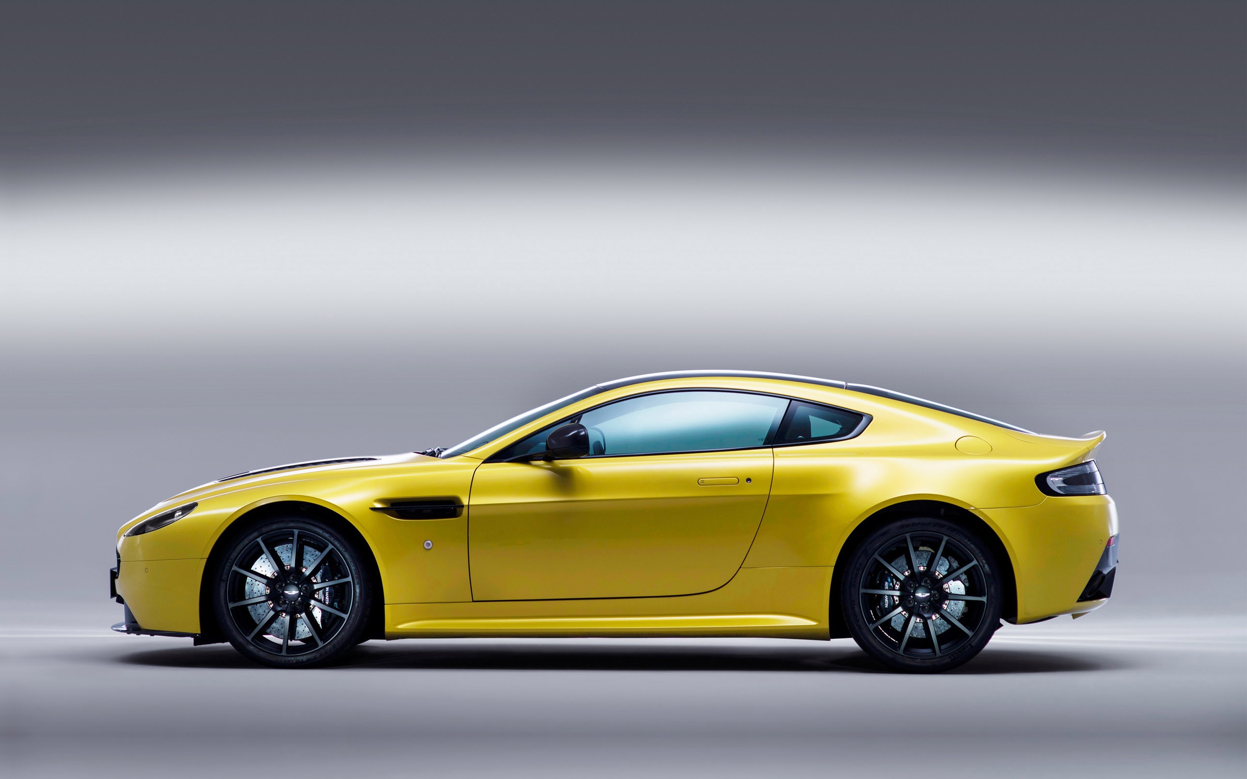 Aston Martin 2560x1600