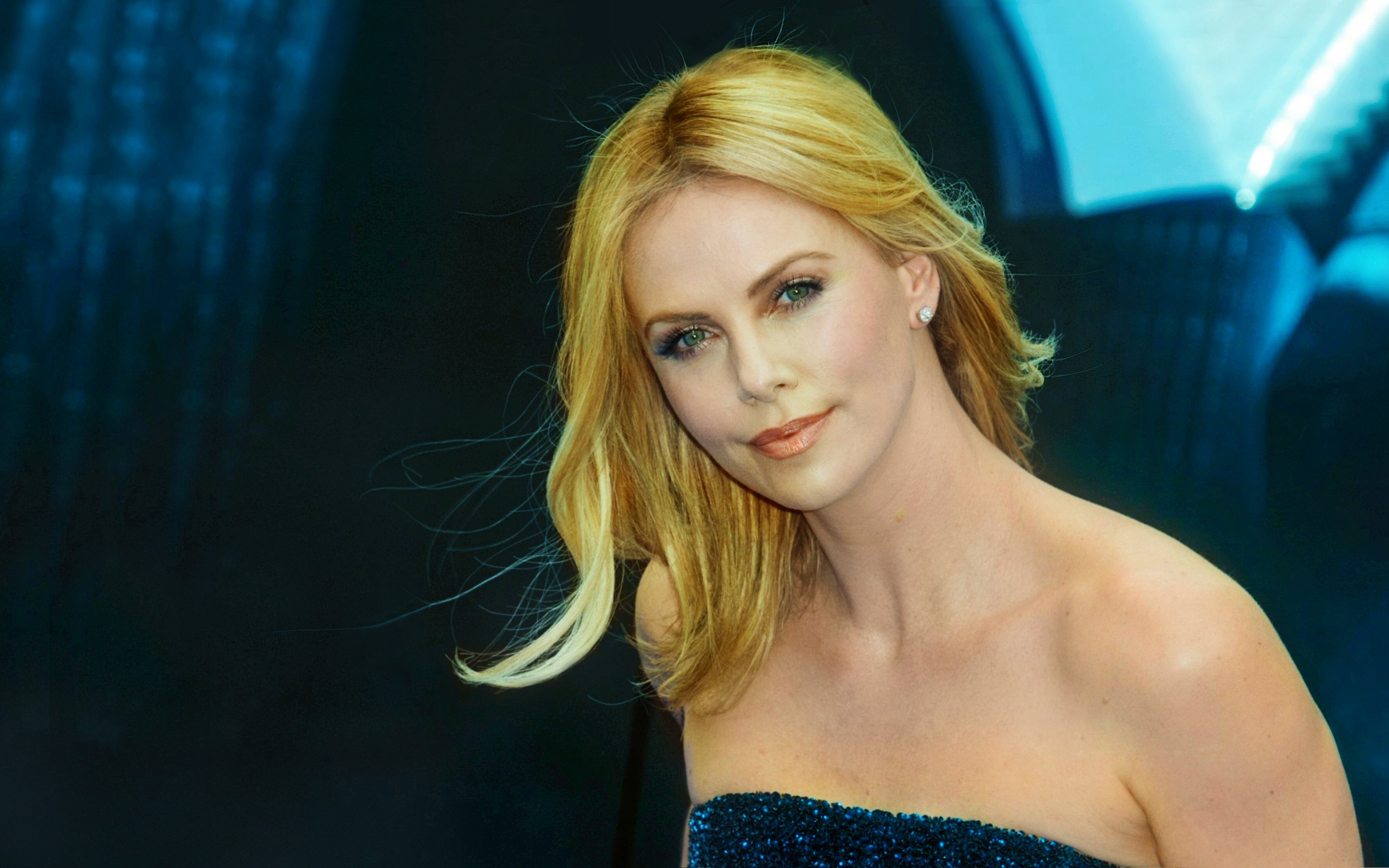 Blonde Charlize Theron Face 3555x2222