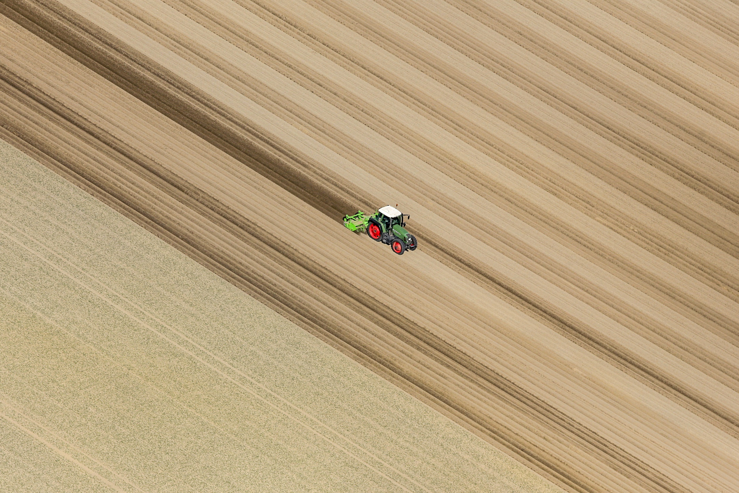 Aerial Field Tractor 2500x1667