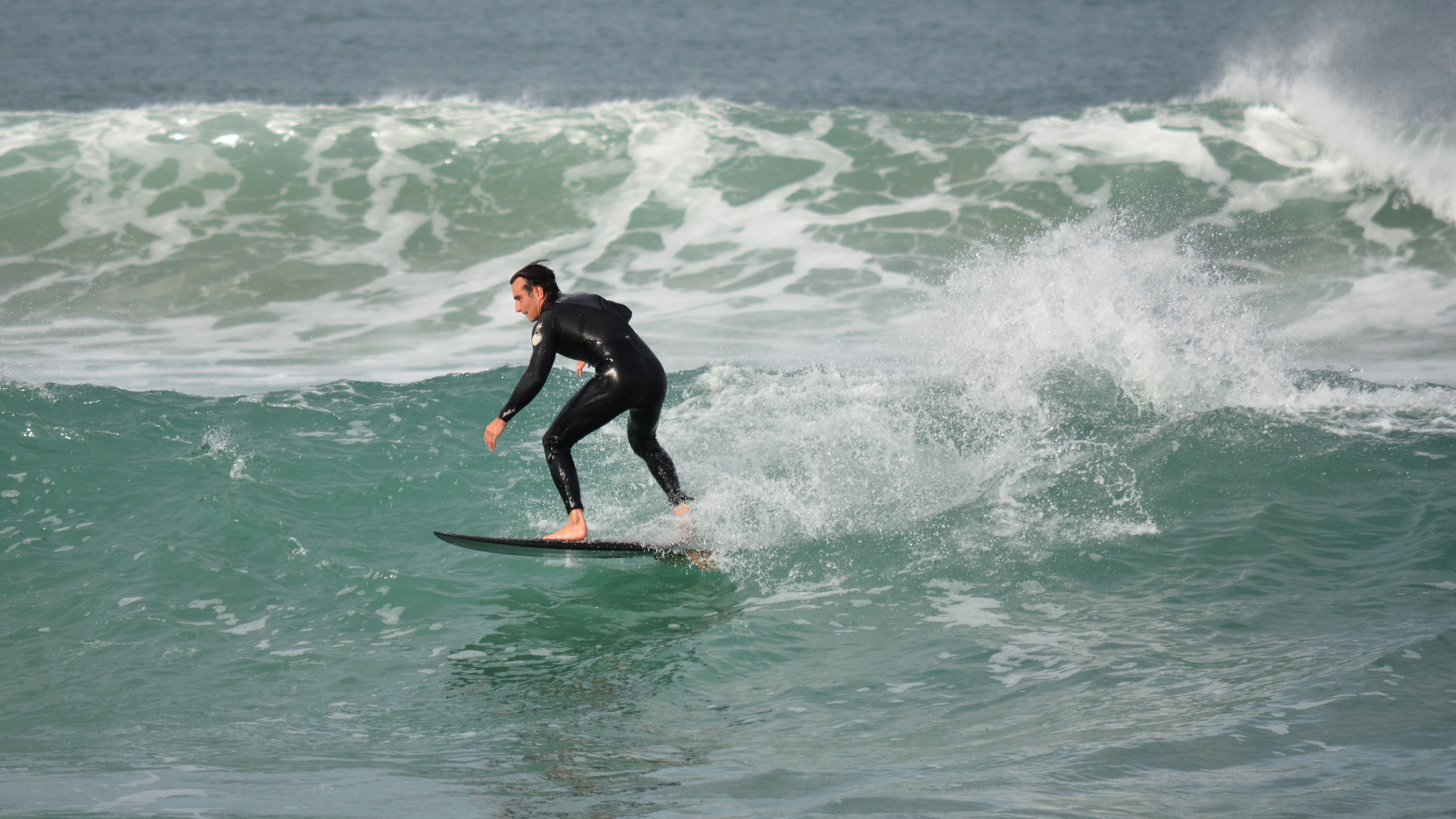 Ocean Surfer Surfing Wave 2560x1440