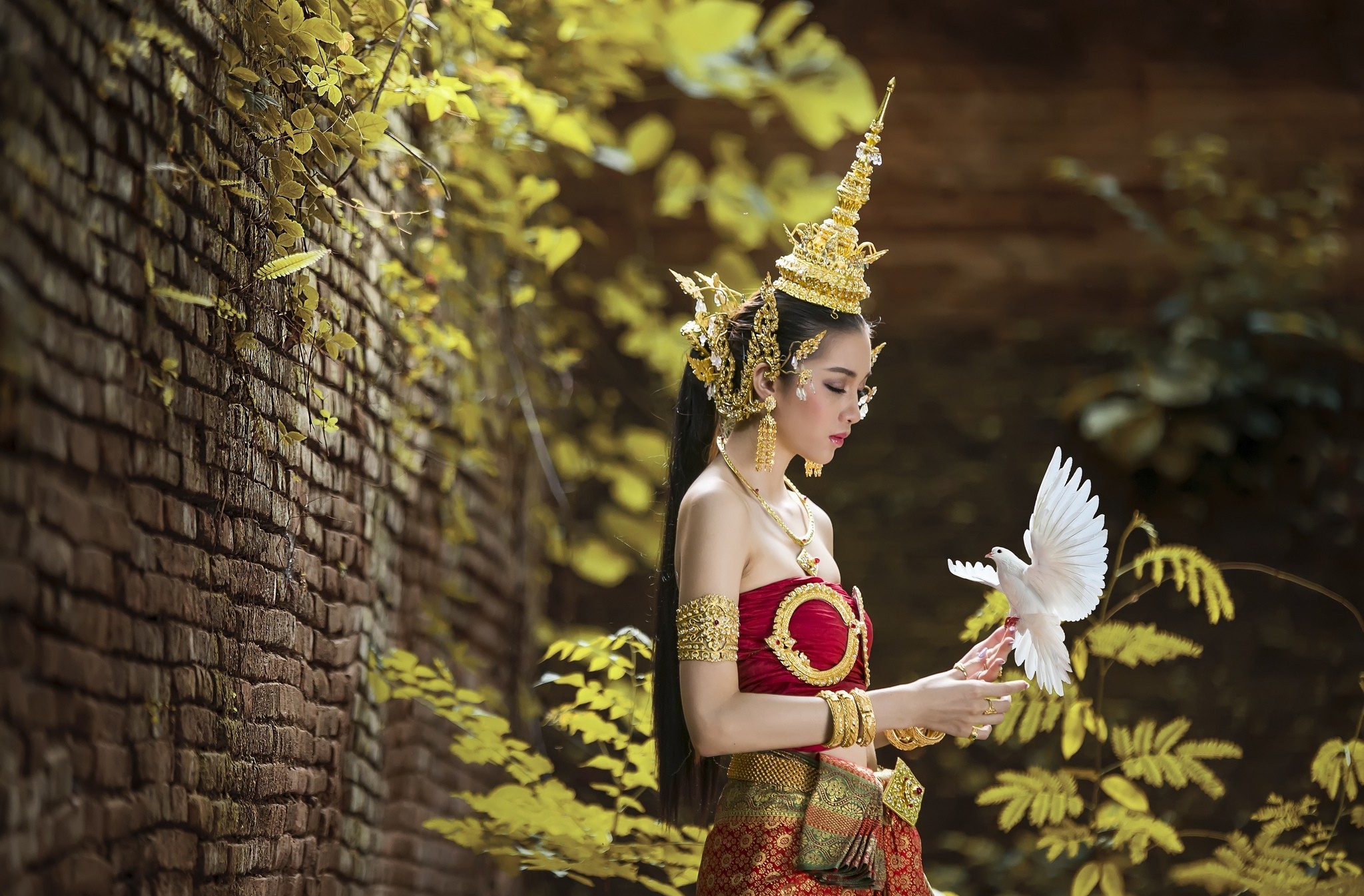 Asian Dove Girl National Dress Thai 2048x1345
