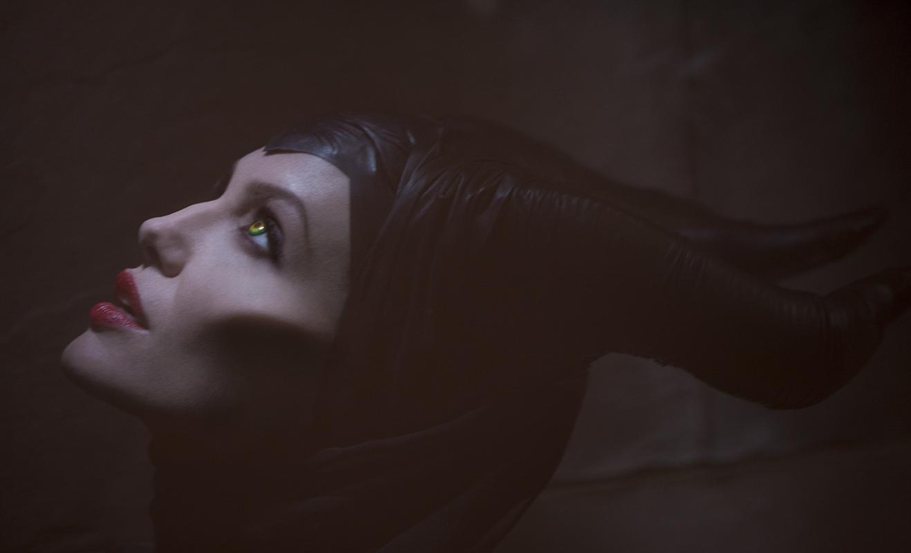 Angelina Jolie Maleficent 1318x800