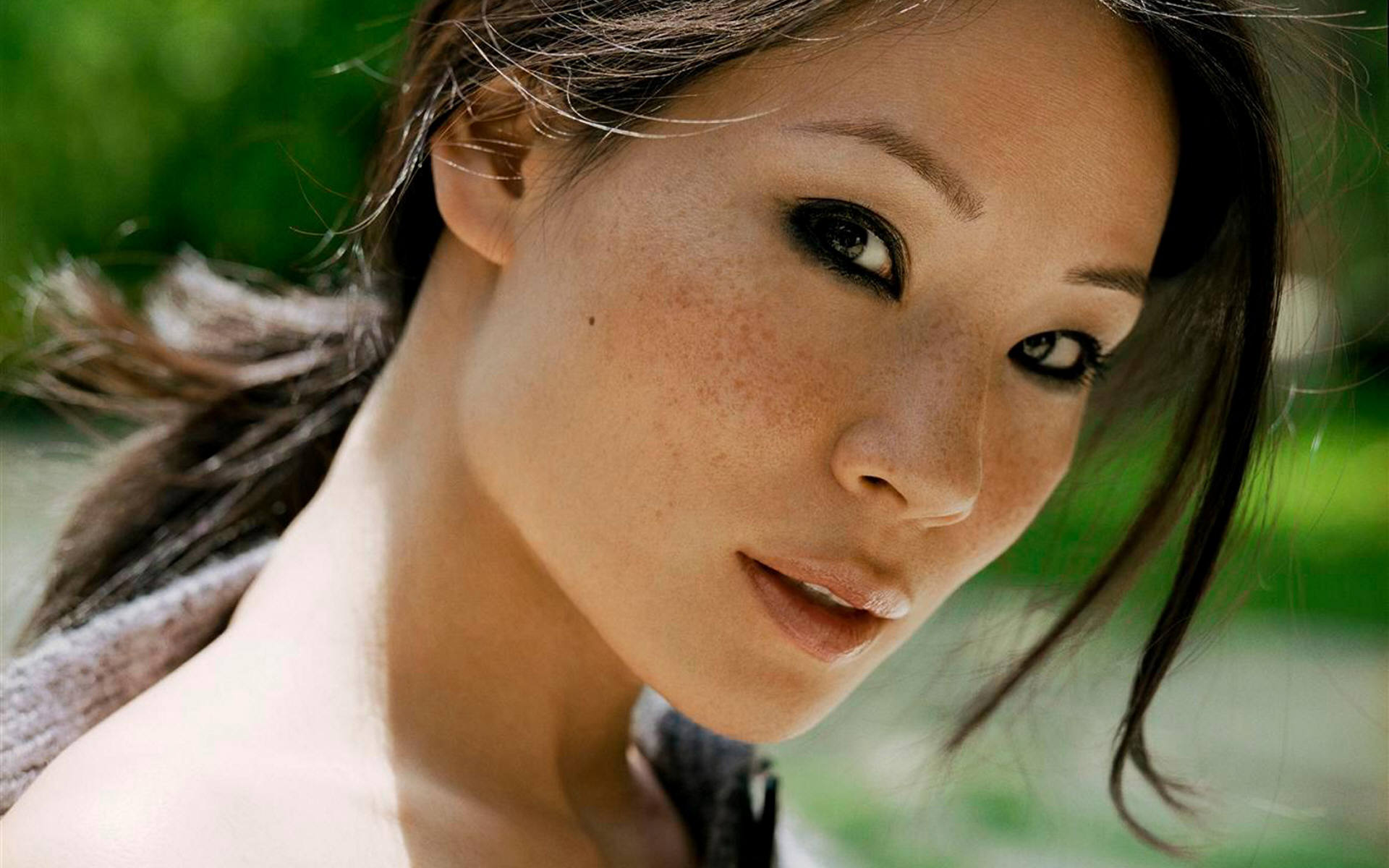 Actress Lucy Liu 1920x1200