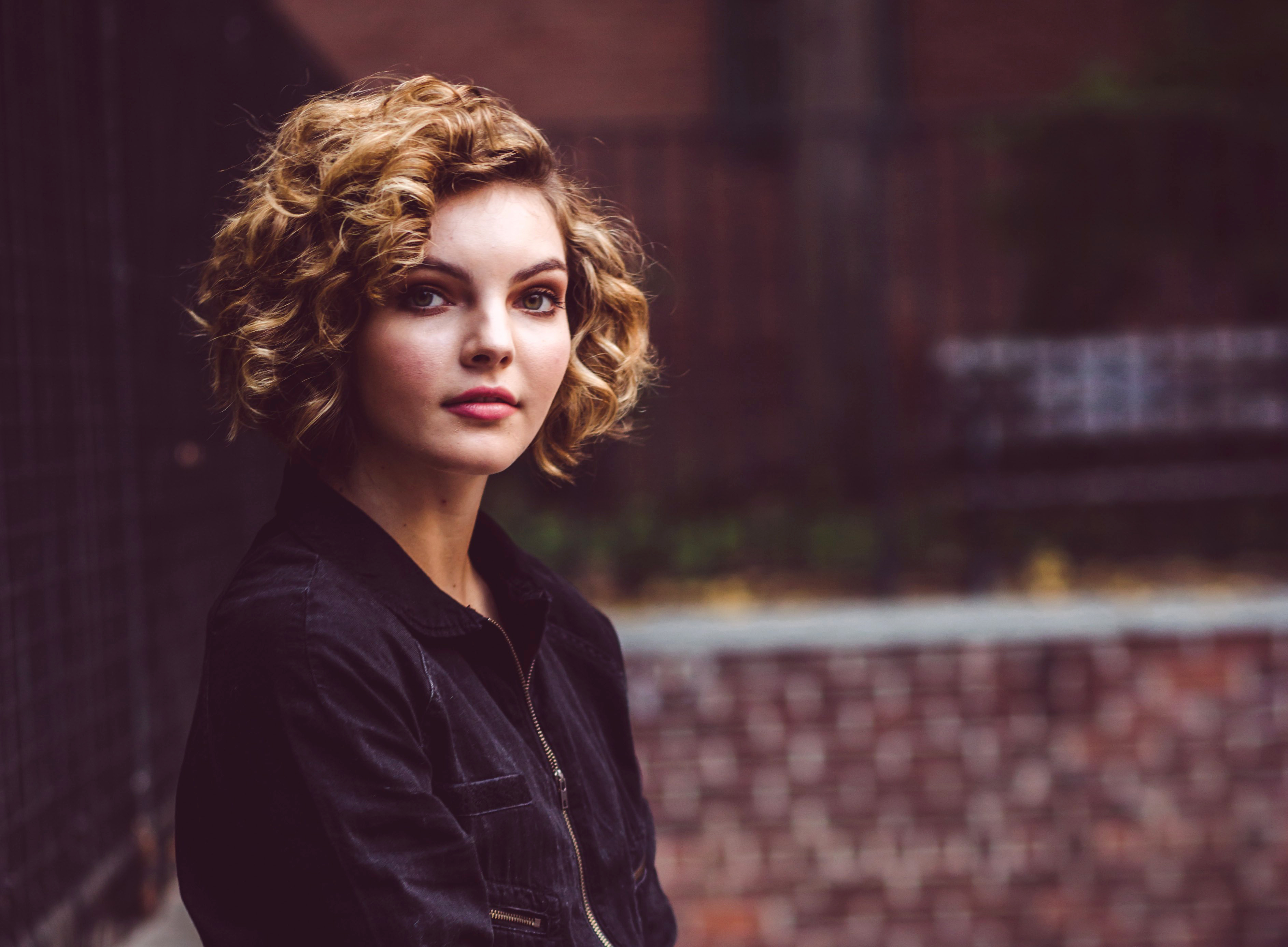 Actress American Blur Brunette Camren Bicondova Curl Hazel Eyes 3773x2775