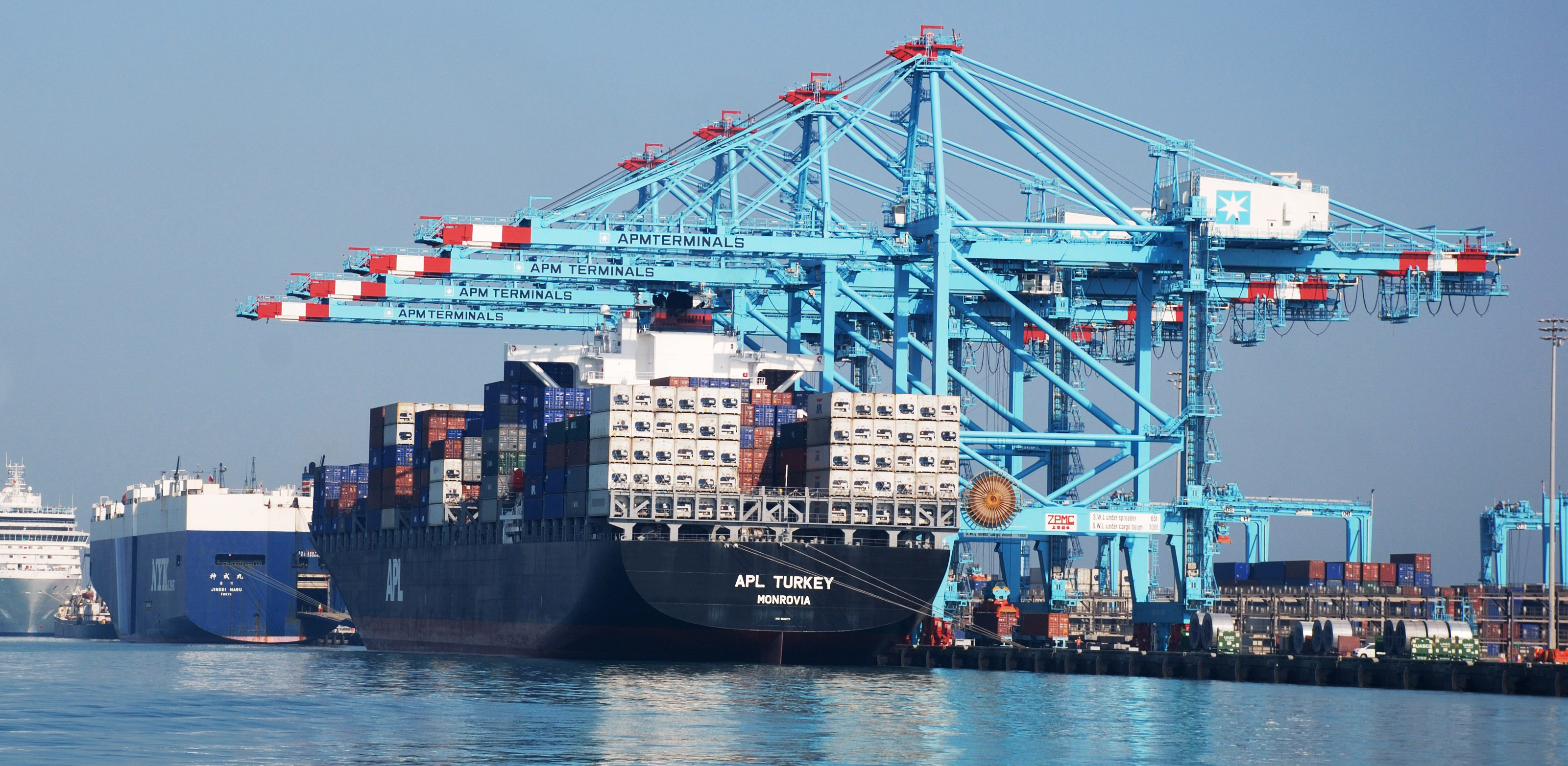 Vehicles Container Ship 3201x1566