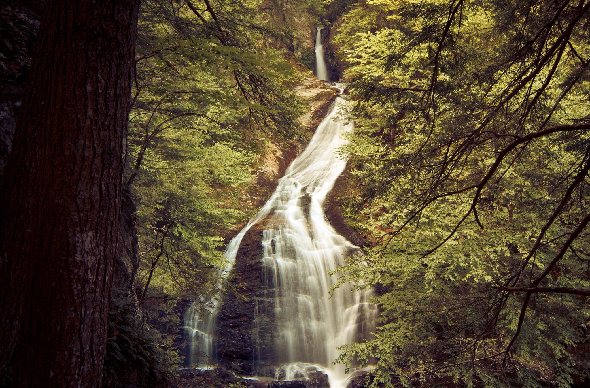 Forest Glen Waterfall 2048x1346