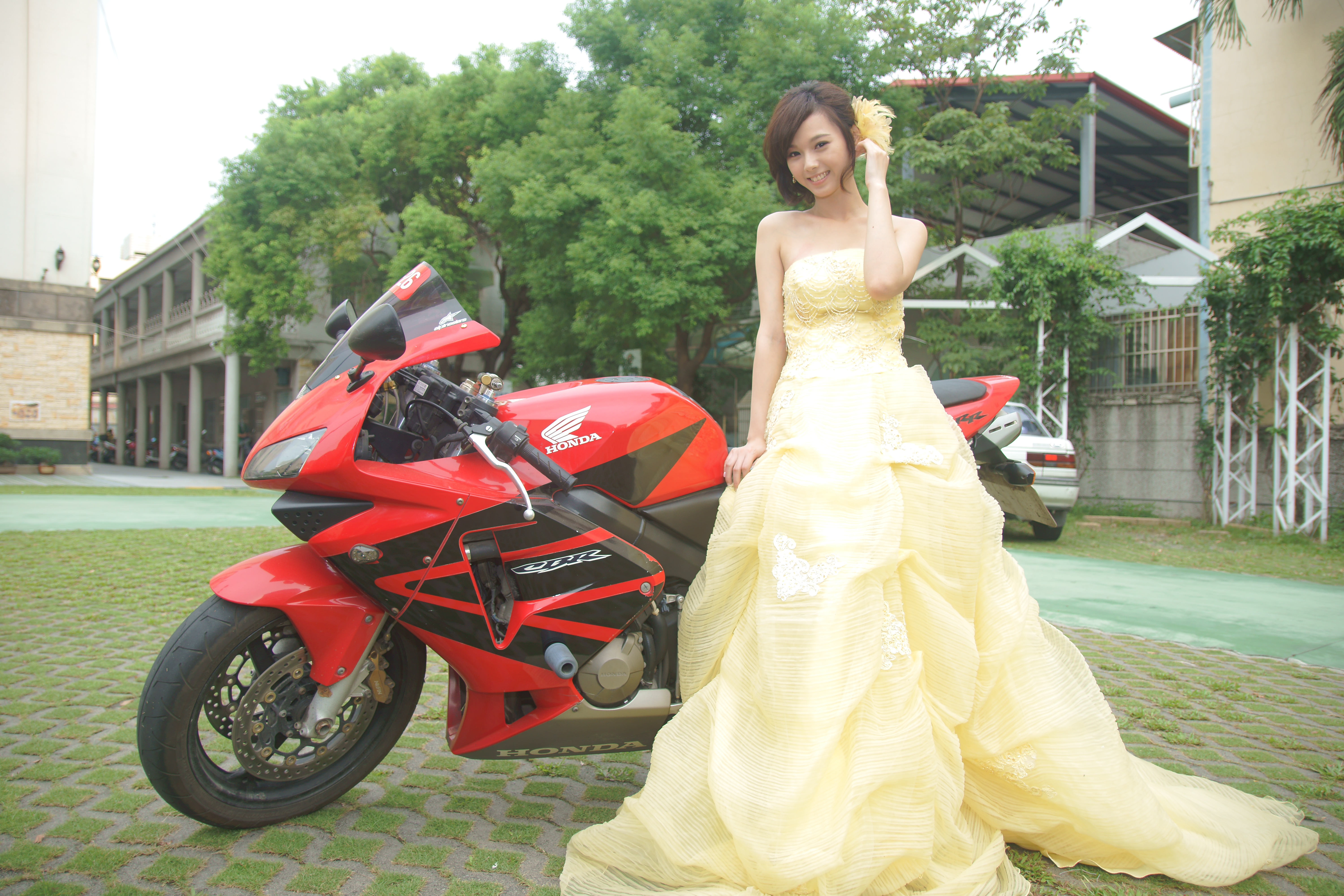 Девушка в платье на мотоцикле