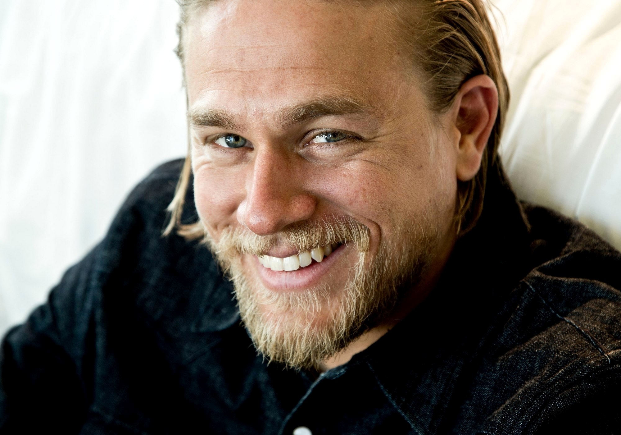Actor Charlie Hunnam English Face Smile 2000x1400
