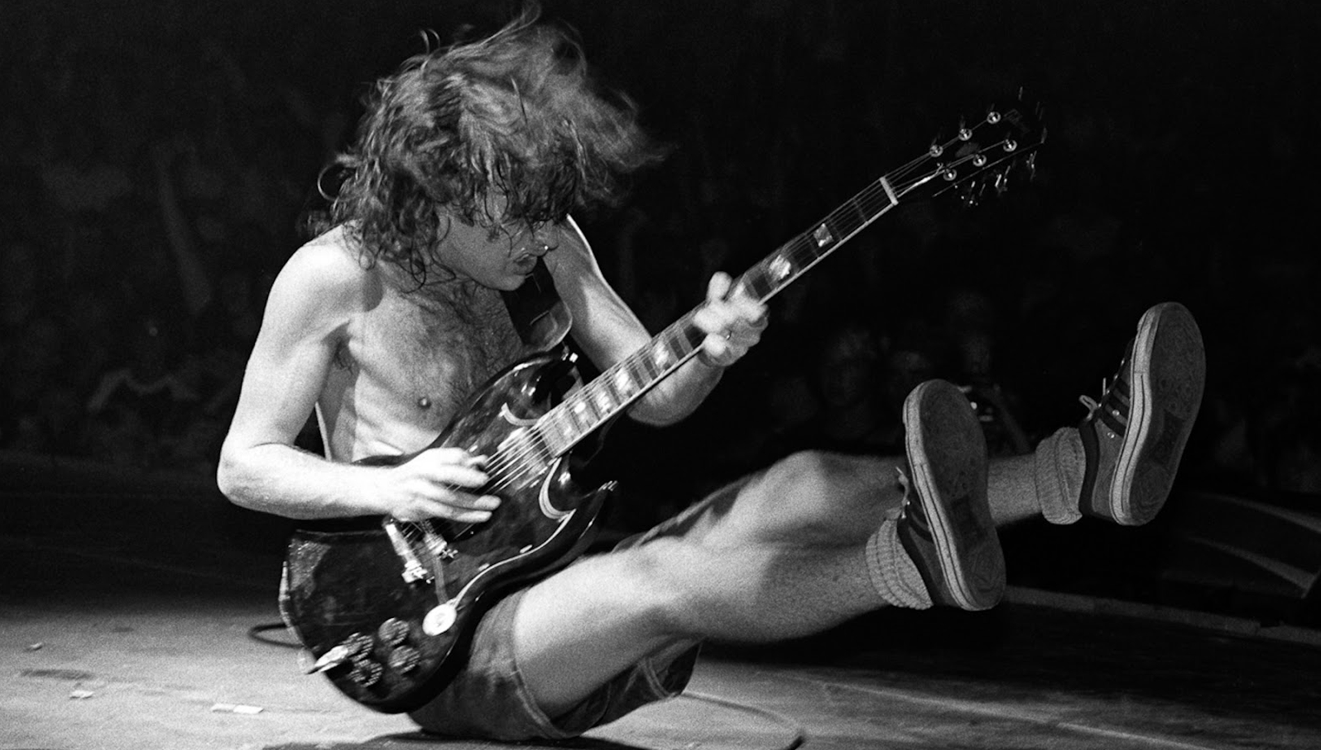 Angus Young 1900x1080