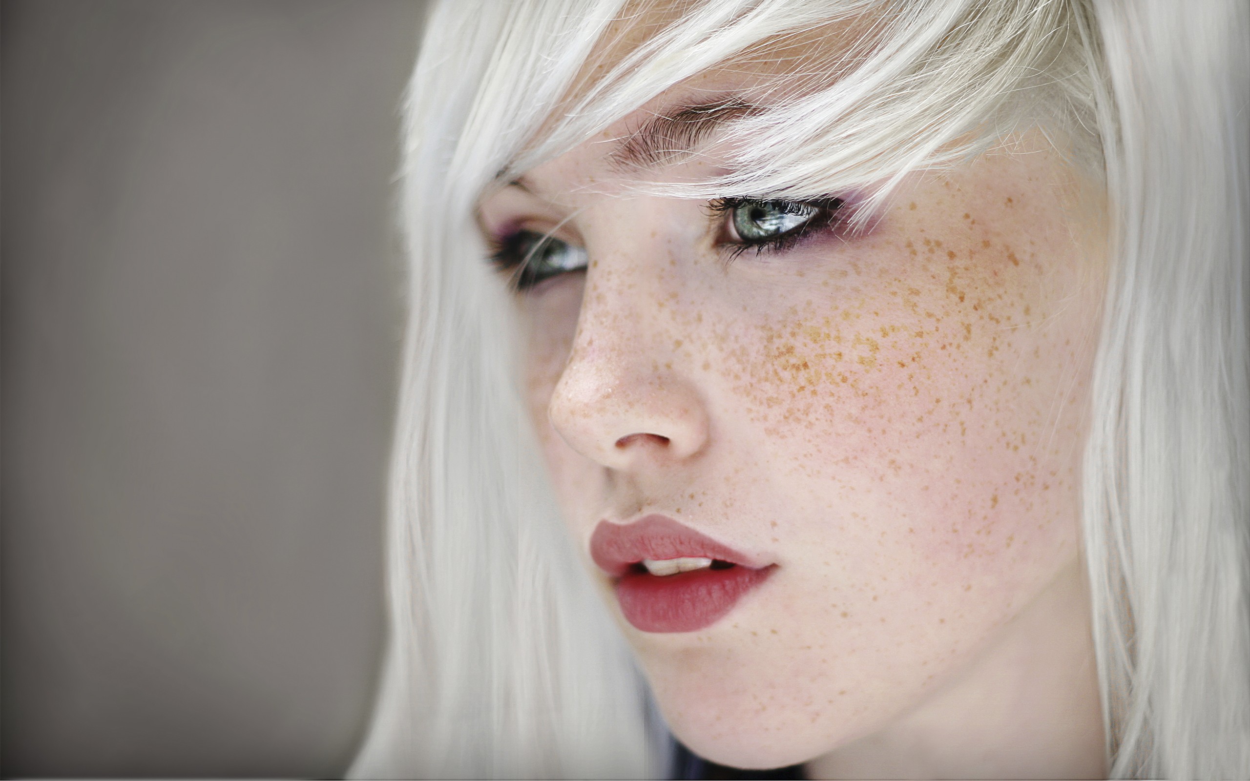 Devon Jade Face Freckles Girl White Hair Woman 2560x1600