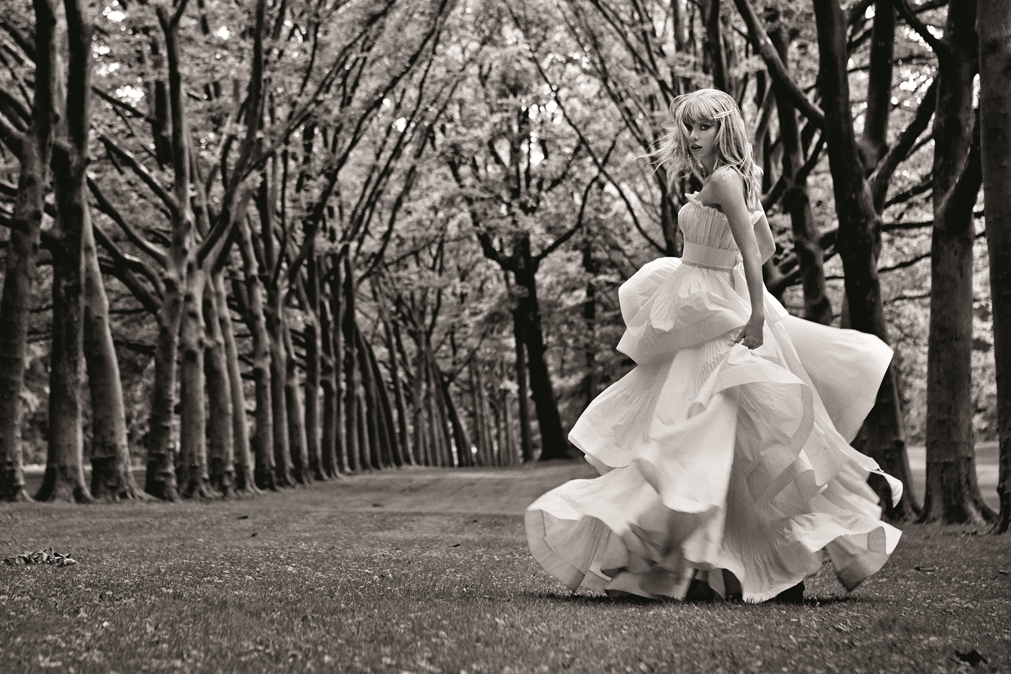 American Black Amp White Blonde Outdoor Singer Taylor Swift White Dress 2000x1333
