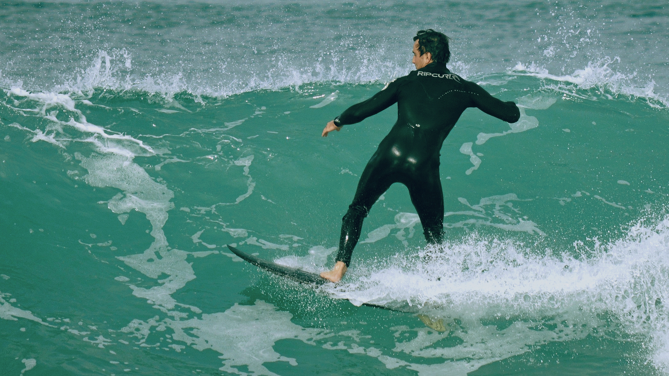 Ocean Surfer Surfing Wave 2176x1224