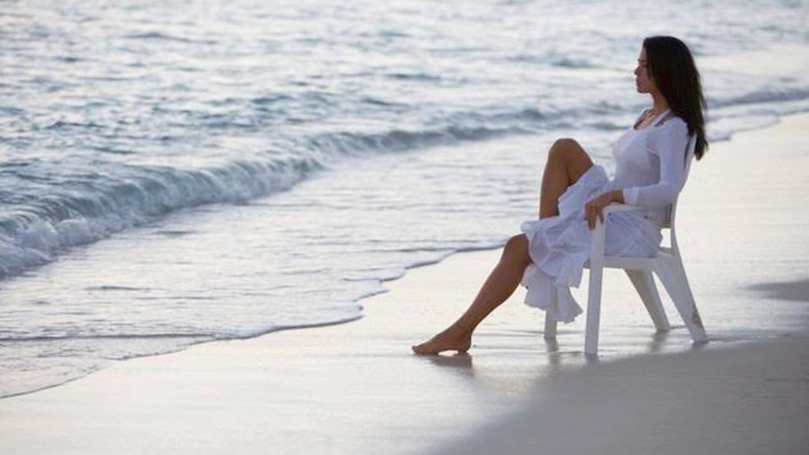 Beach Relax Woman 1600x900