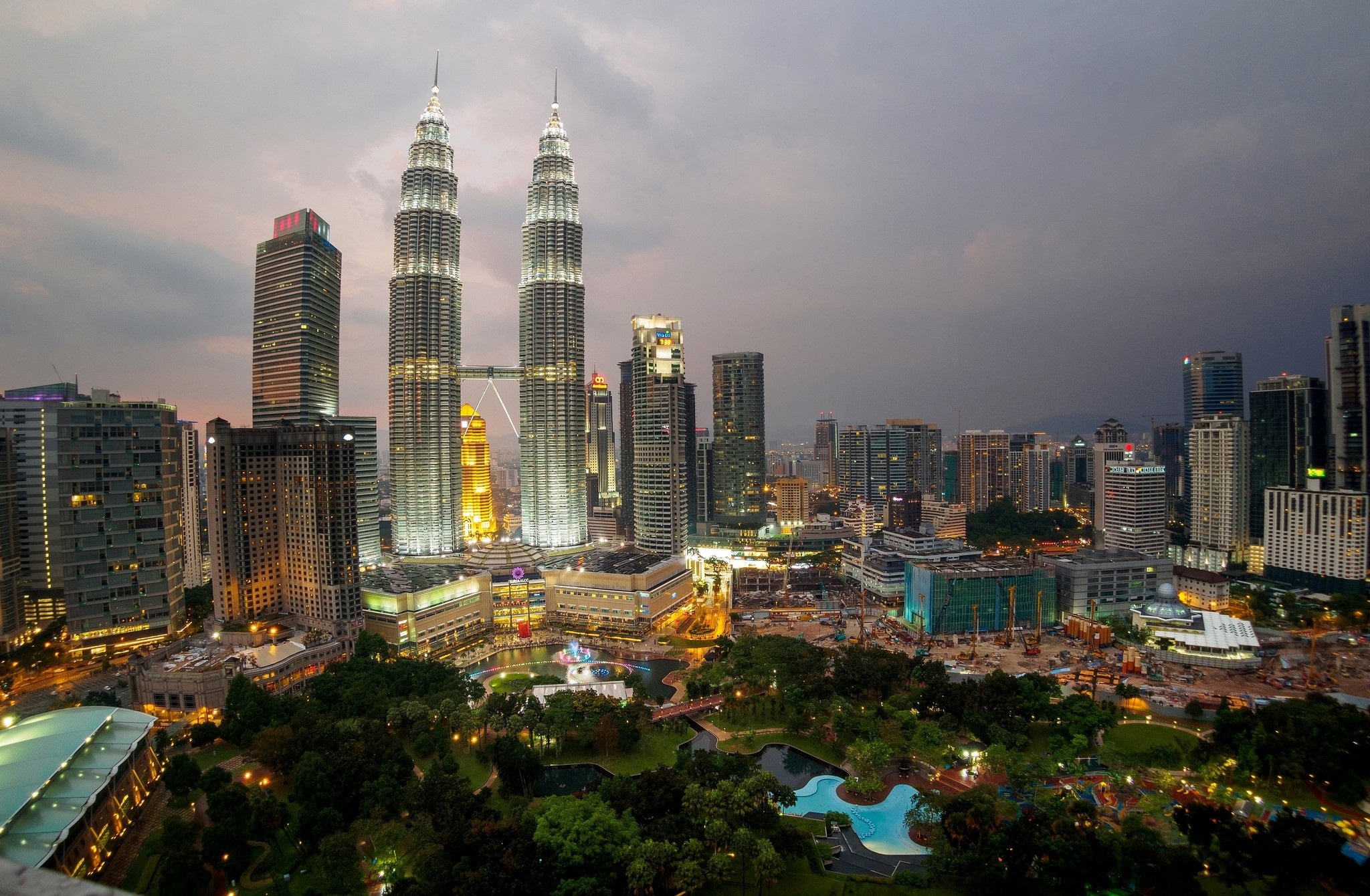 Building City Kuala Lumpur Malaysia Petronas Towers Skyscraper 2048x1340