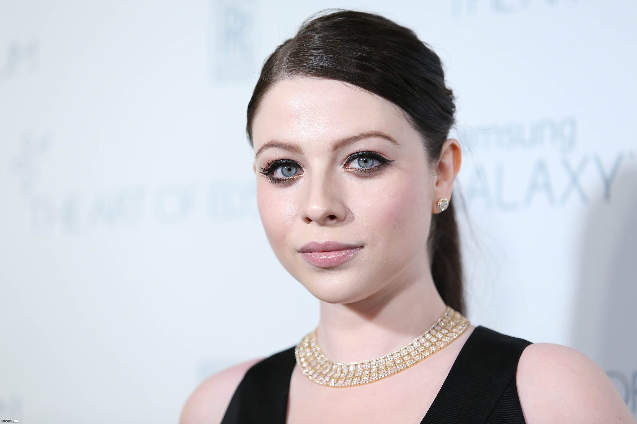 Actress American Black Hair Blue Eyes Face Michelle Trachtenberg Necklace 2048x1365