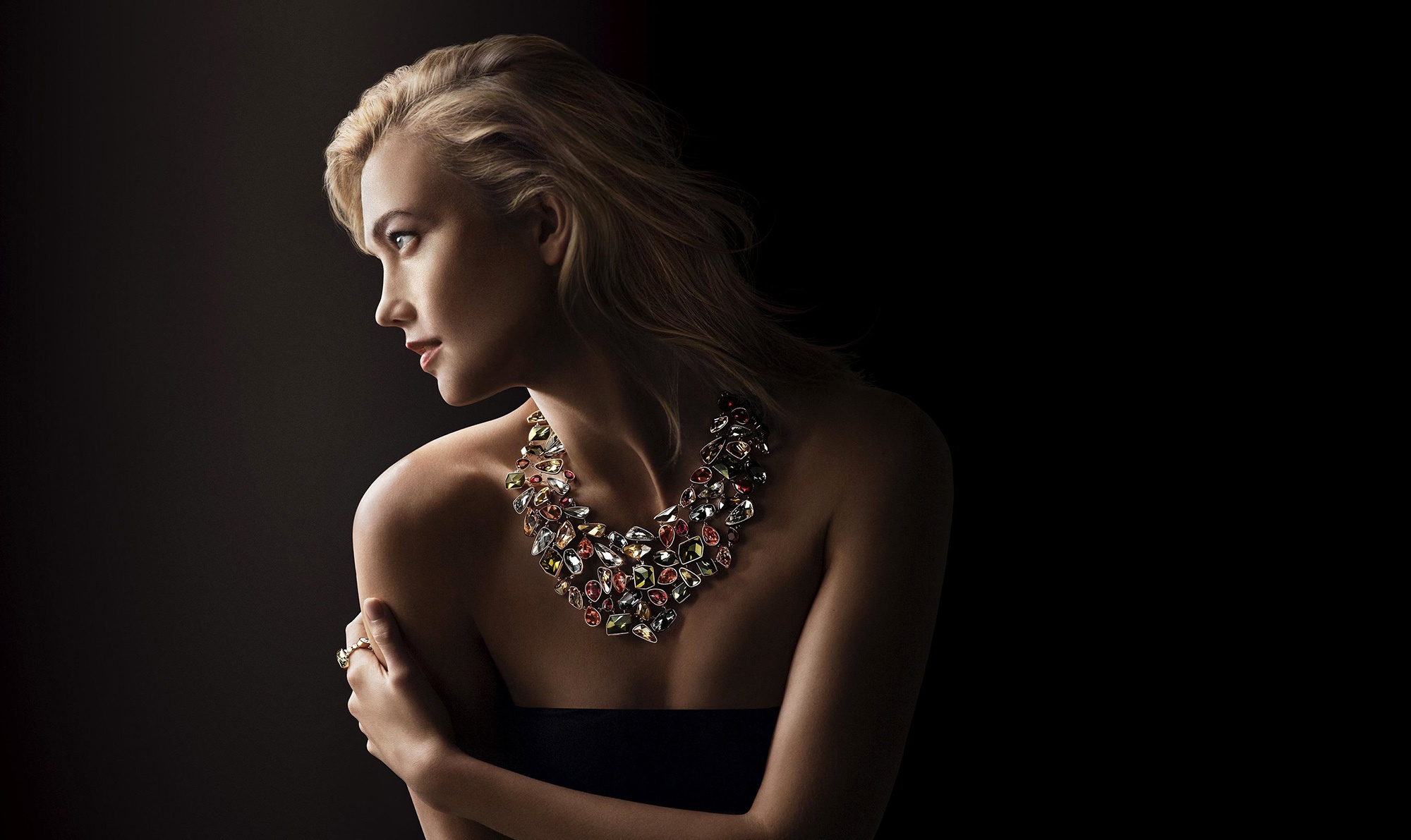 American Blonde Girl Karlie Kloss Model Necklace 2000x1191