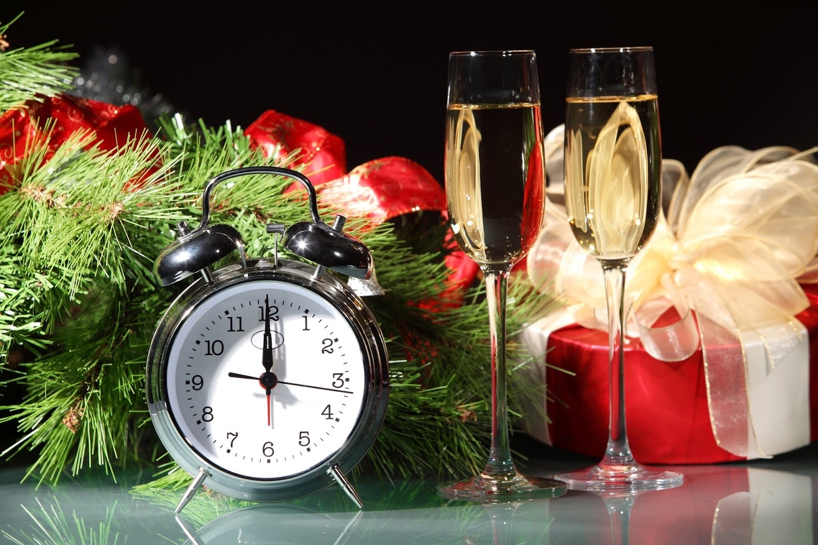 Champagne Christmas Clock Gift New Year 1600x1067