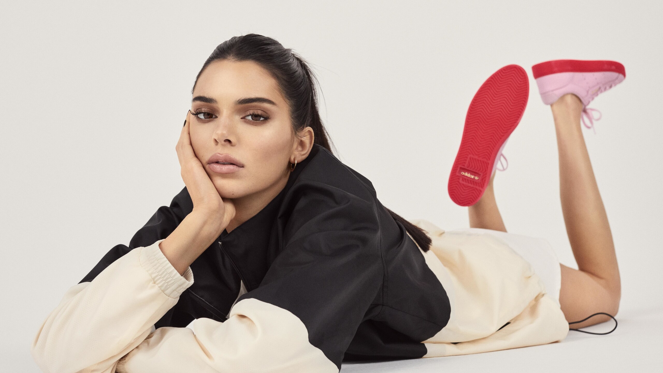 White Background Hand On Face Lying Down Open Mouth Kendall Jenner Women Model Looking At Viewer Dar 2560x1440