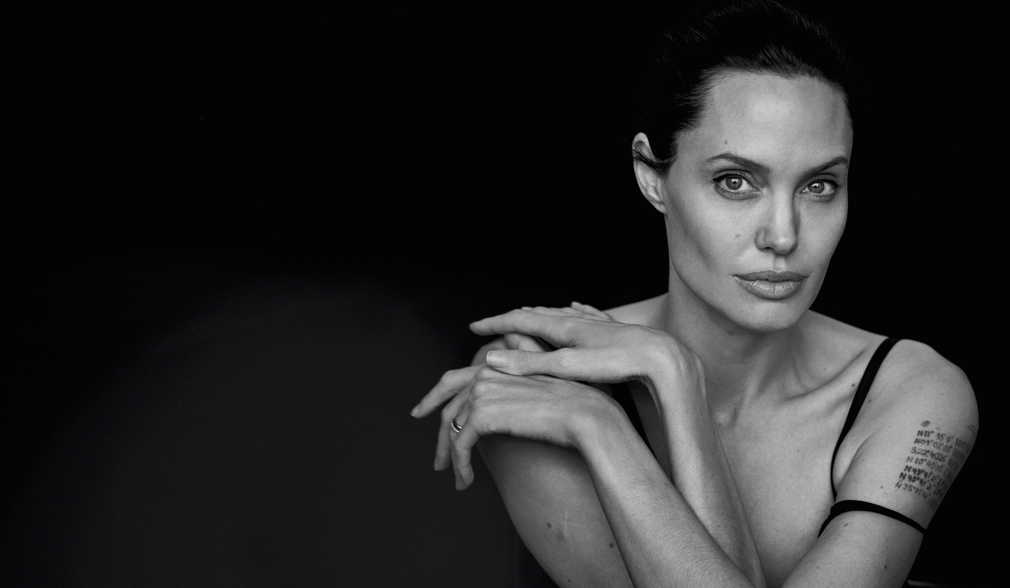 Angelina Jolie Monochrome 3500x2037
