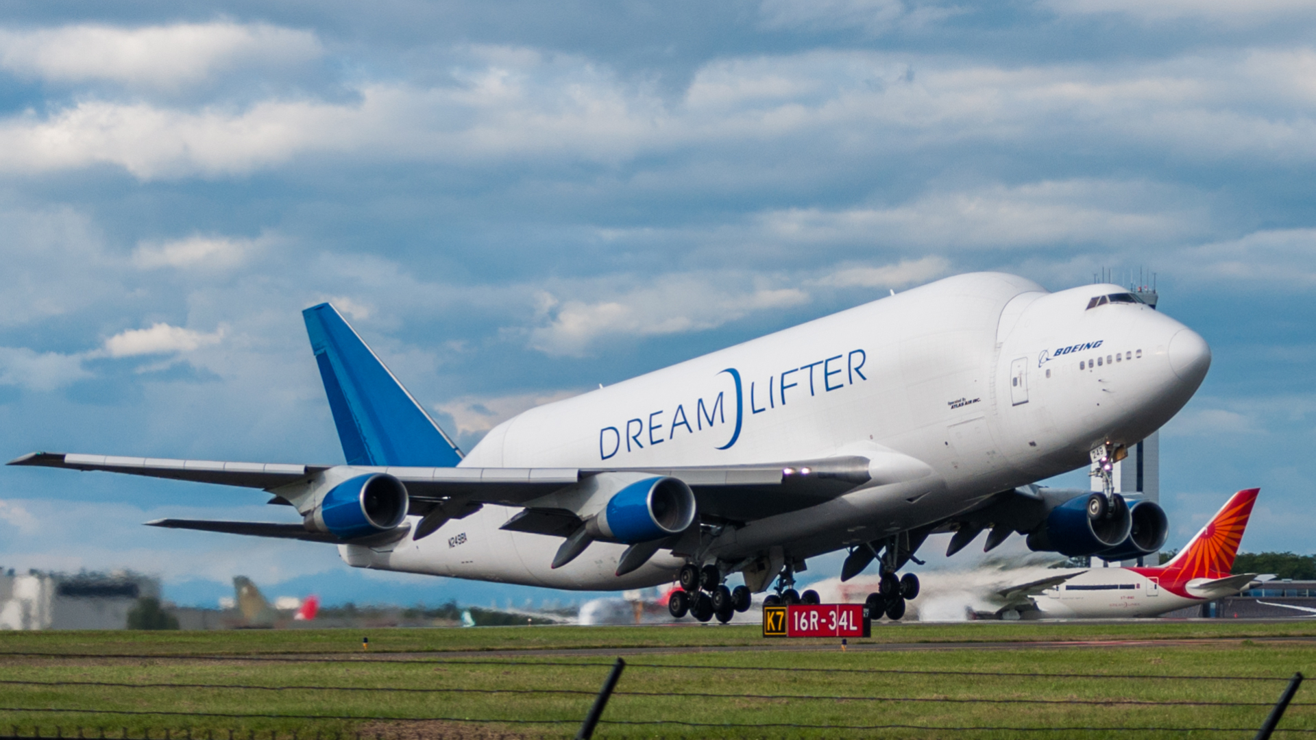 747 Airplane Boeing Dreamlifter 1920x1080