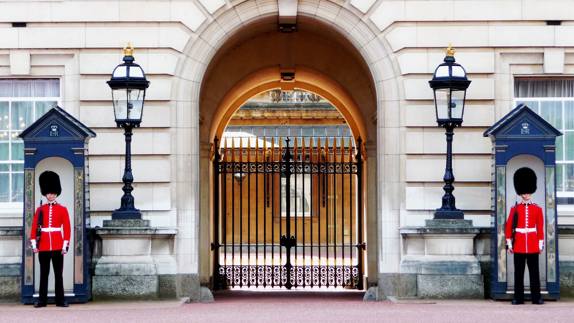 Buckingham Palace Building Gate Guard Lamp Post London Palace Of Westminster 2000x1125