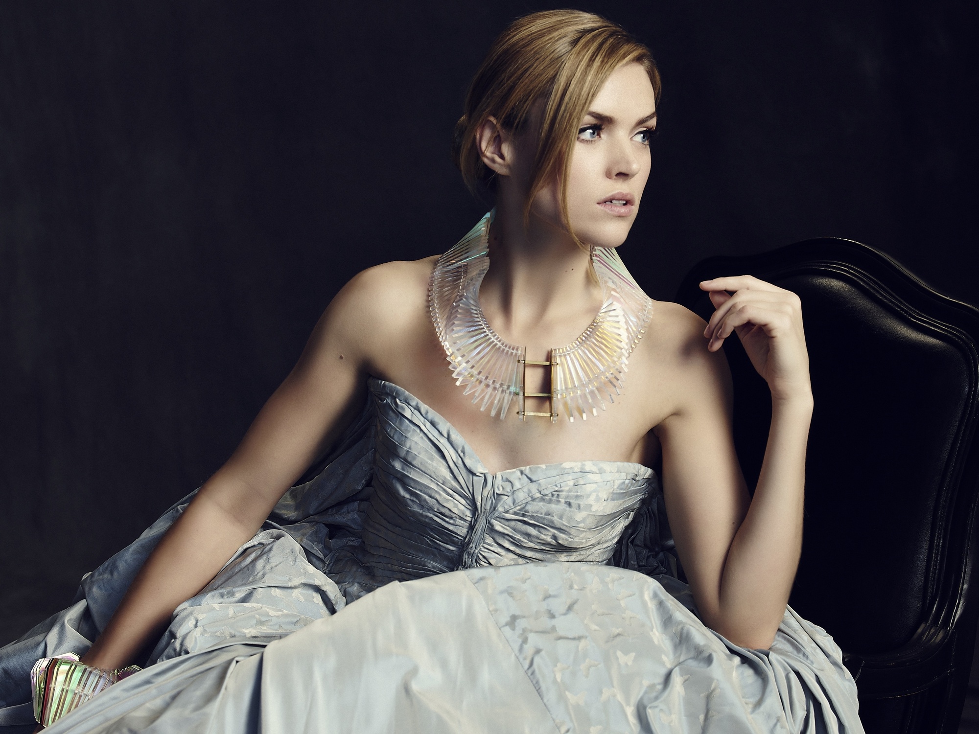 Actress Blonde British Dress Erin Richards Necklace 2000x1500