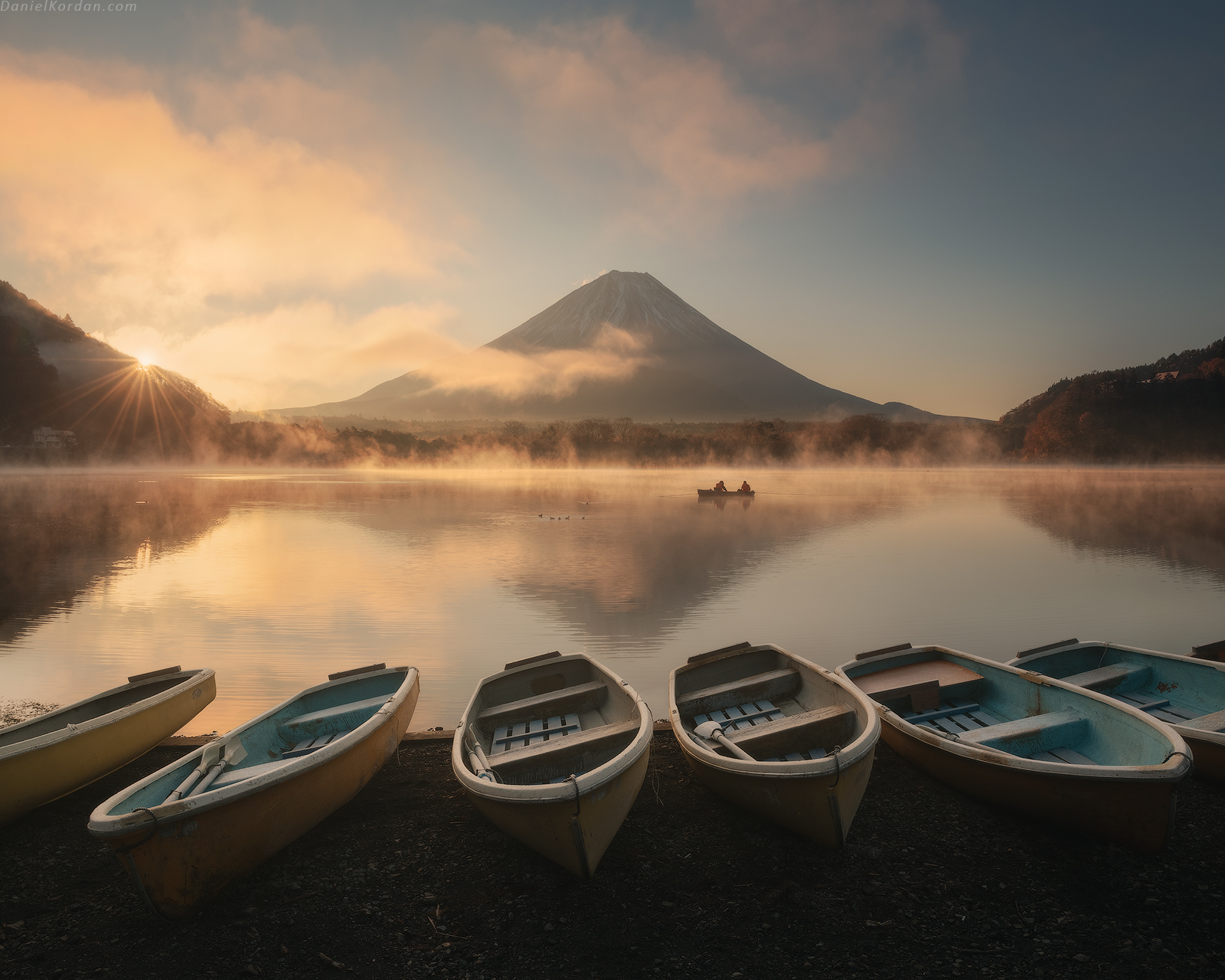 Daniel Kordan Landscape Sky Mist Mountains Mount Fuji Japan Water Lake Boat Sunrise Sun Rays Morning 1600x1280