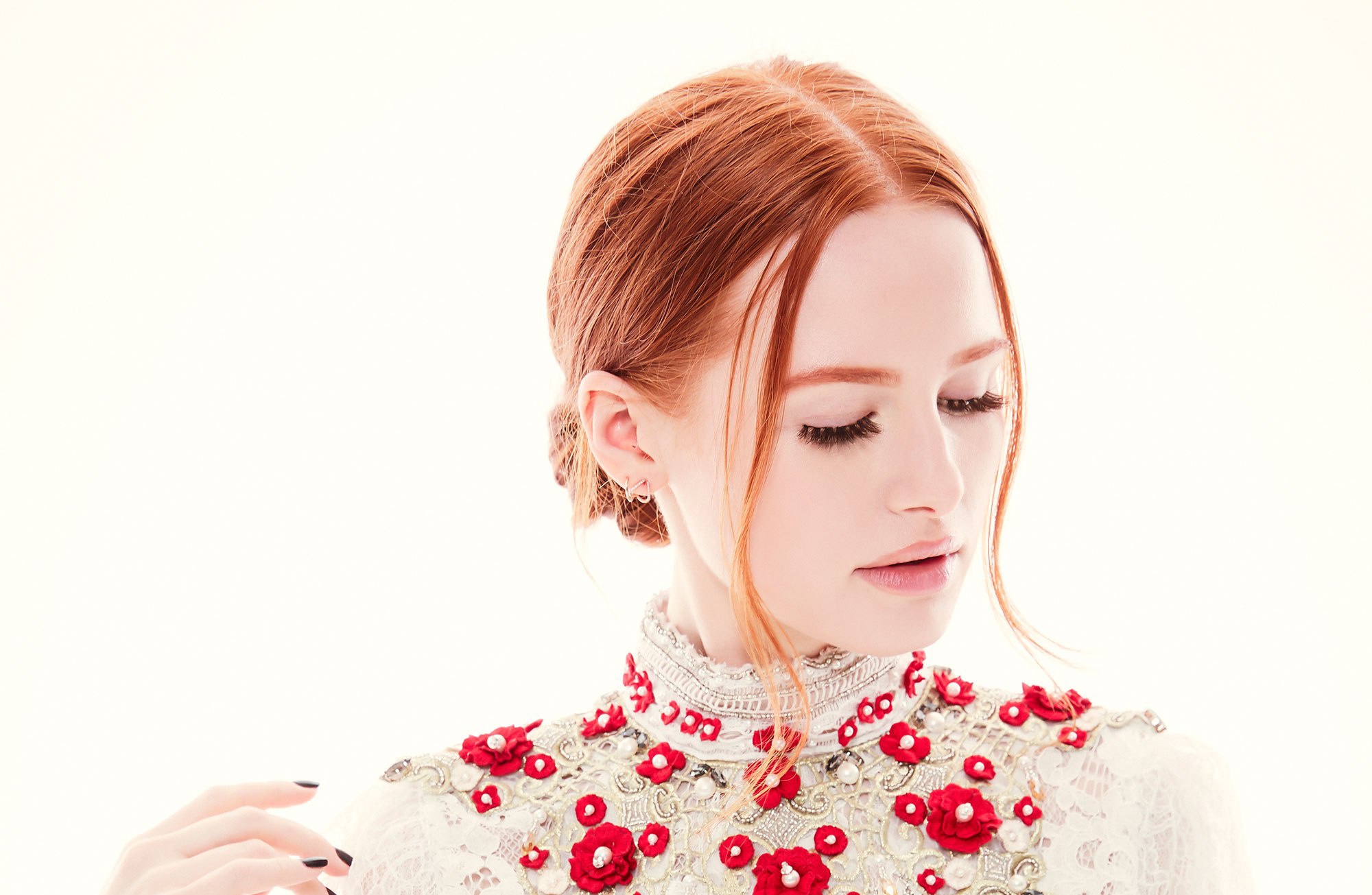 Actress American Face Madelaine Petsch Mood Redhead 2000x1305