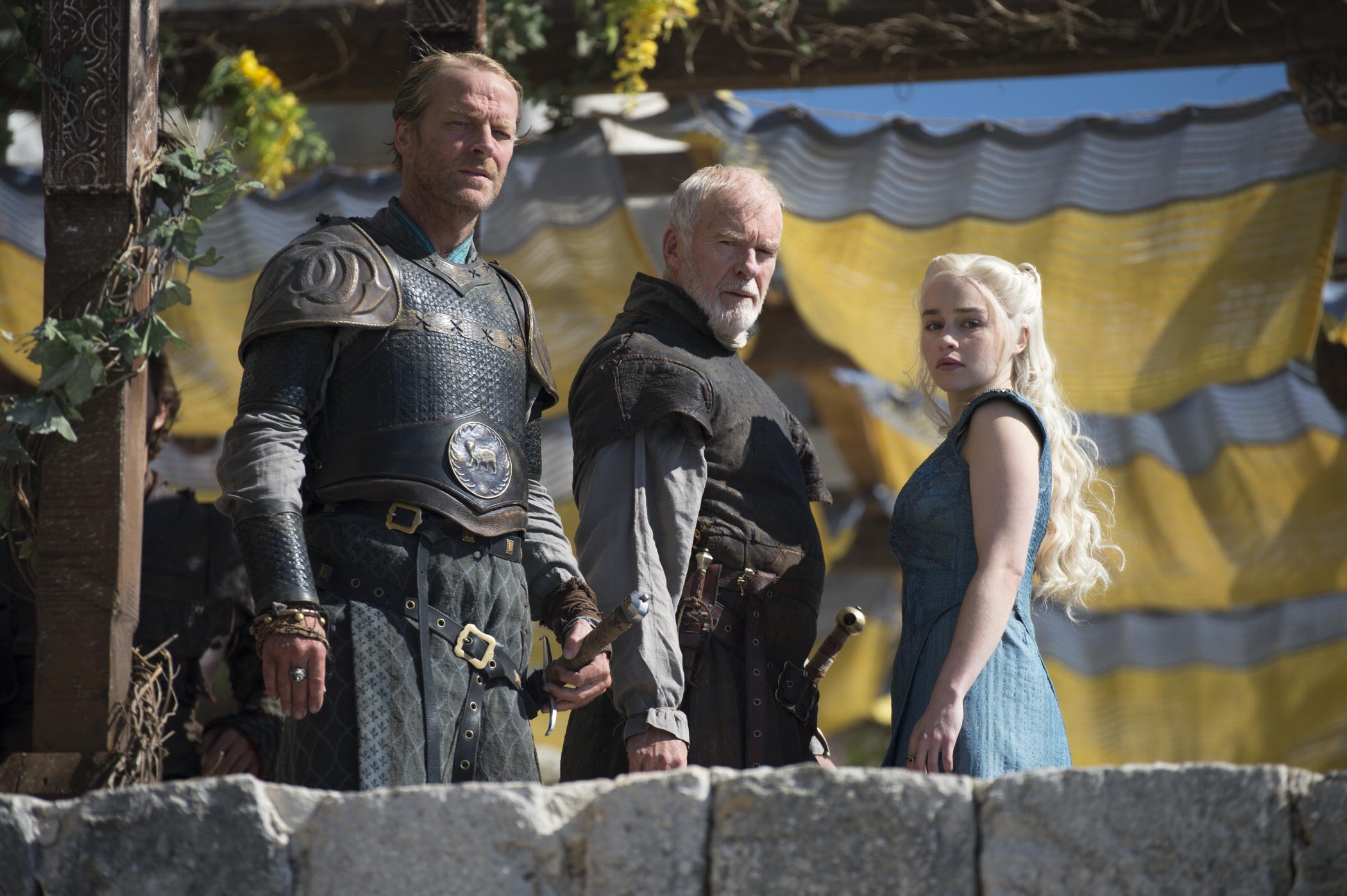 Barristan Selmy Daenerys Targaryen Emilia Clarke Iain Glen Ian Mcelhinney Jorah Mormont 2100x1398