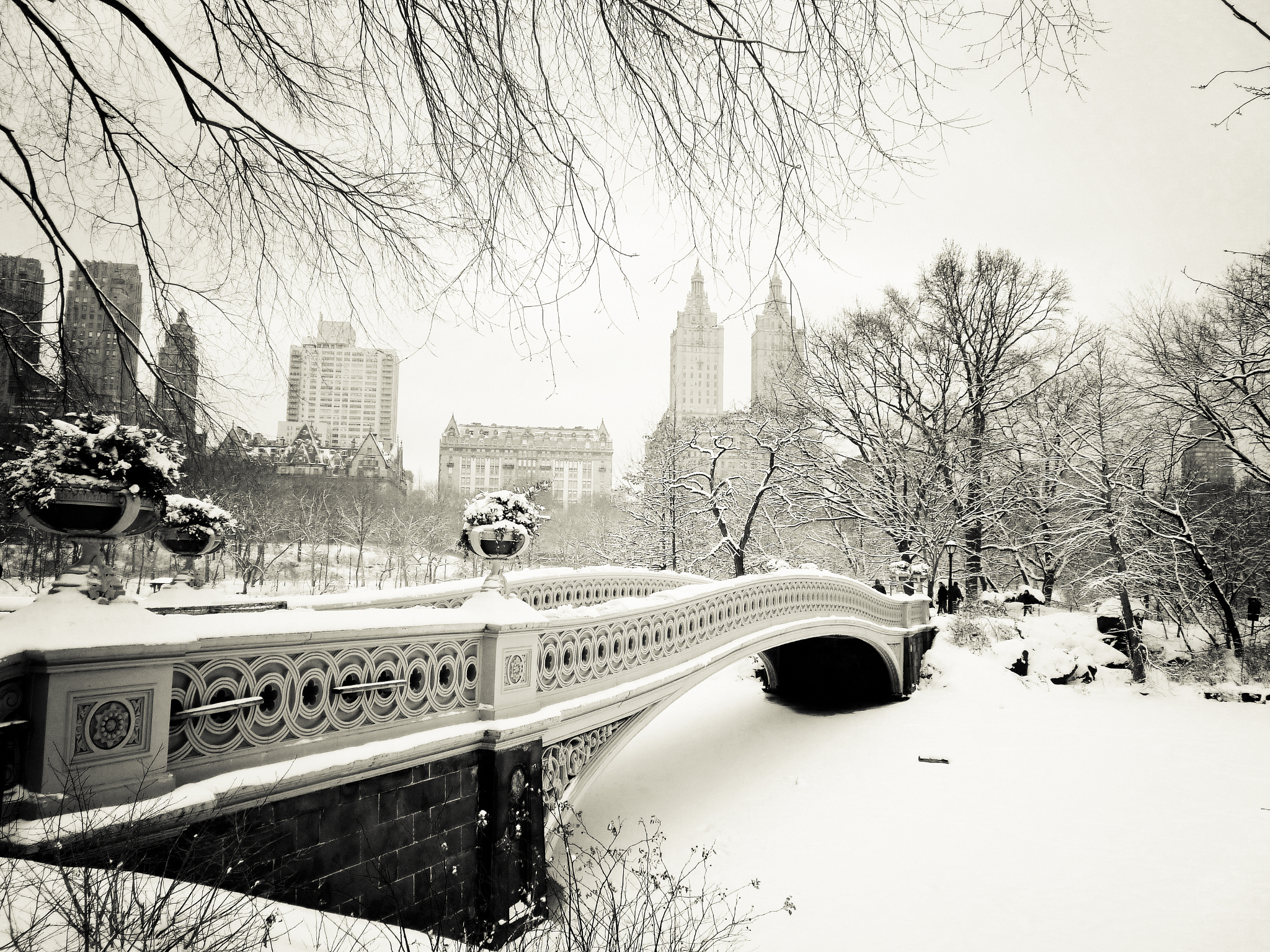 Bow Bridge Central Park Manhattan New York Winter 2048x1536