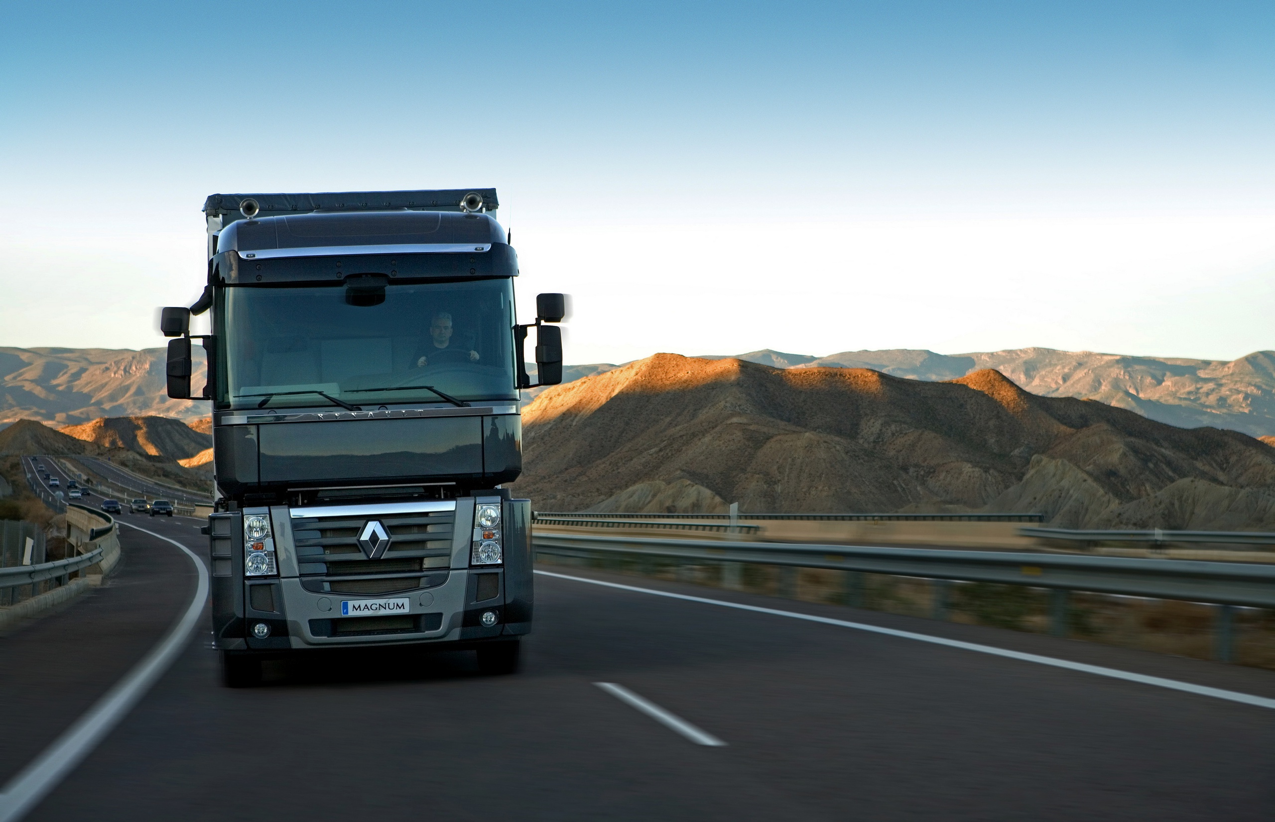 Renault Truck Vehicle 2560x1652