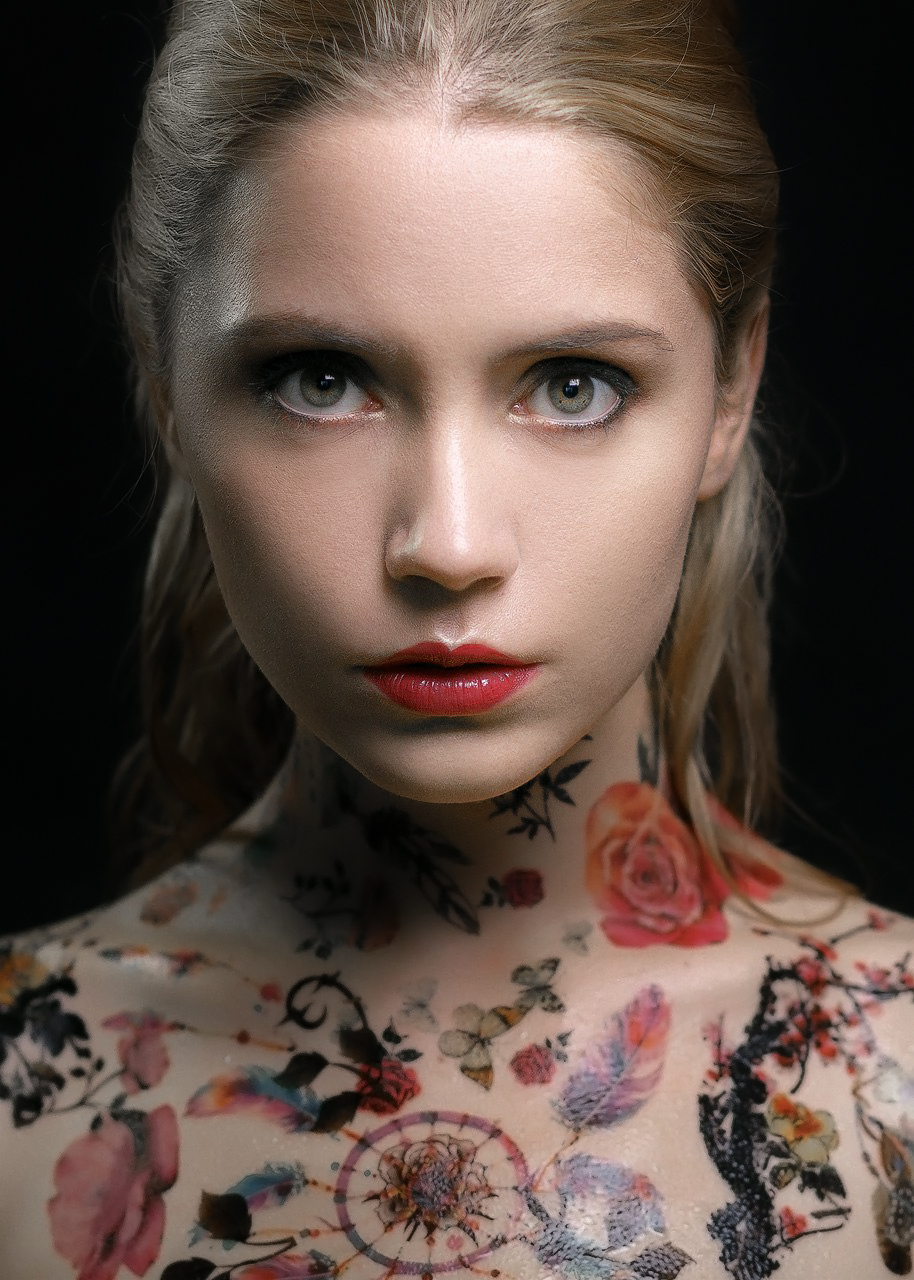 Ksenia Kokoreva Women Brunette Portrait Looking At Viewer Body Paint Lipstick Makeup Black Backgroun 914x1280