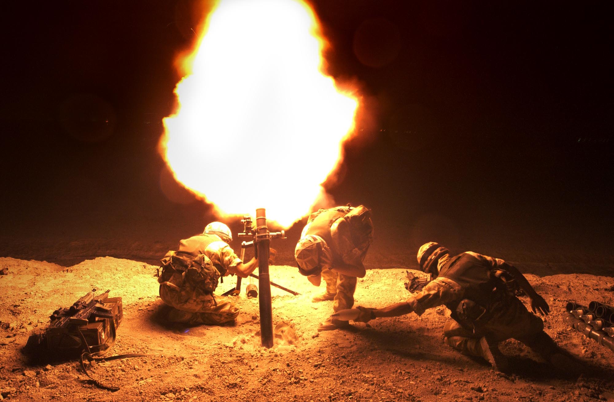 Military Mortar Soldier 2000x1312