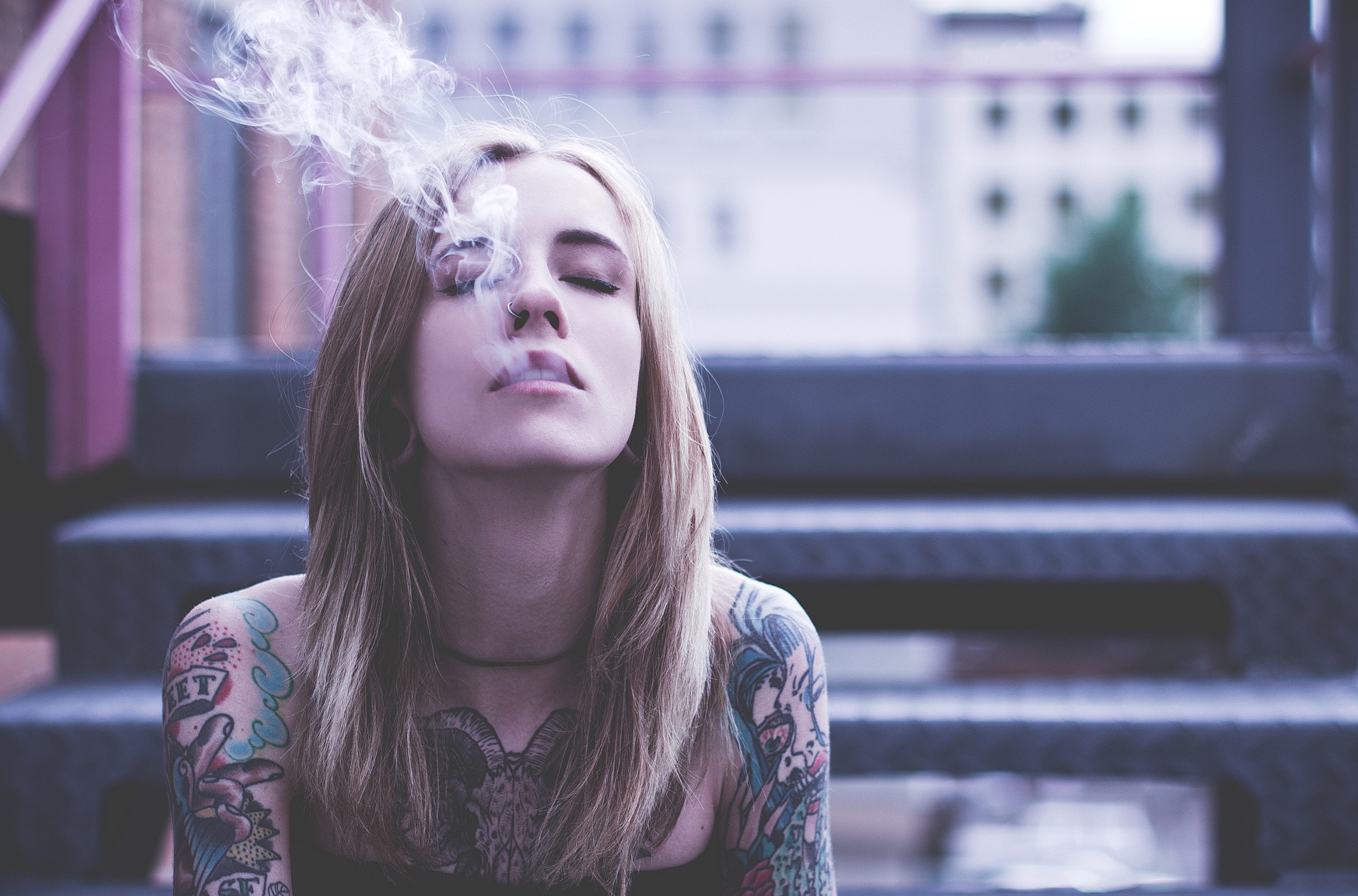 Model Smoke Tattoo Woman 2048x1352