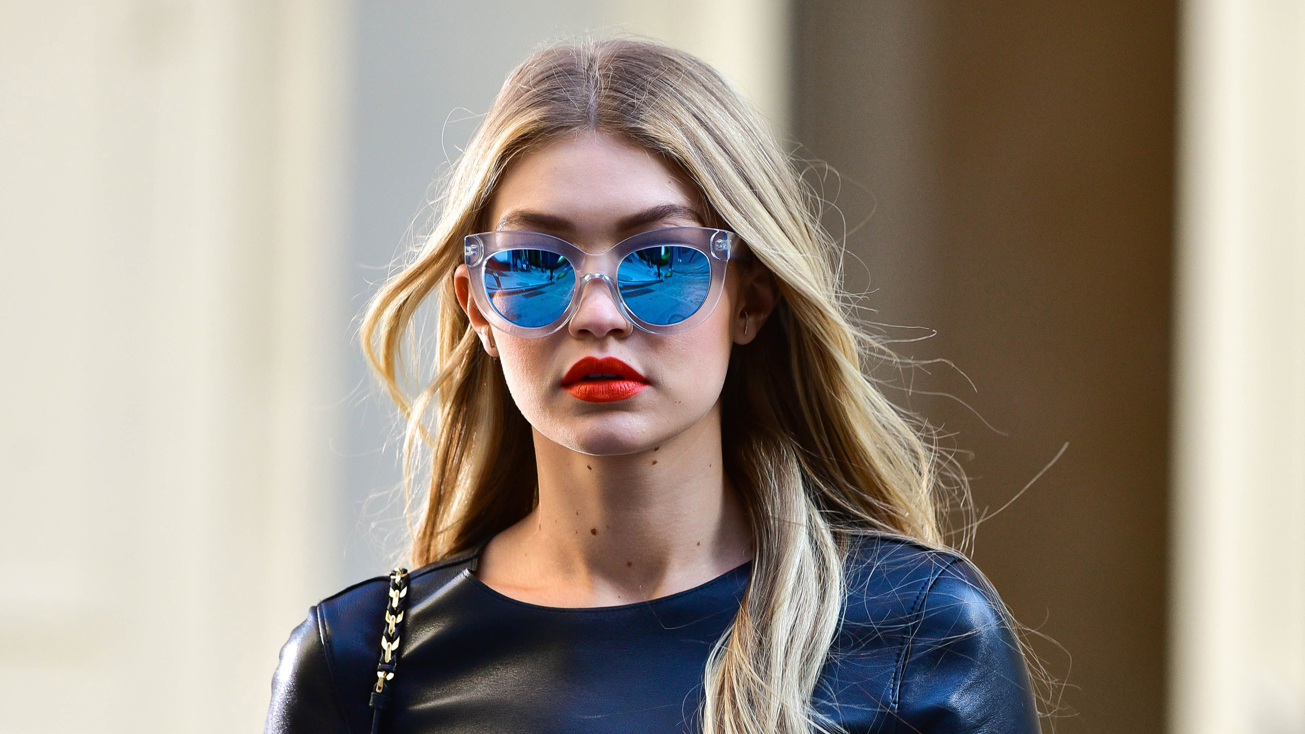 American Blonde Gigi Hadid Lipstick Model Sunglasses 2560x1440