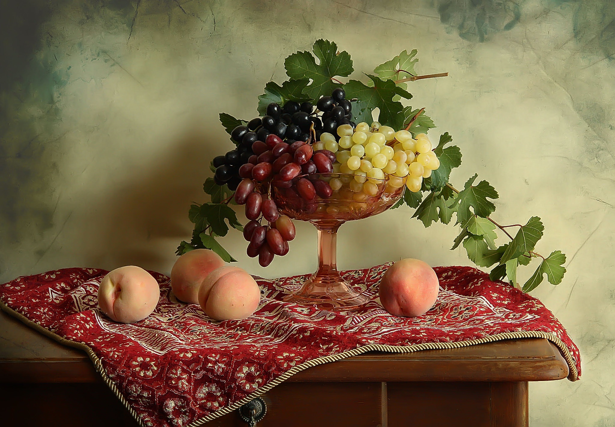 Grapes Peach 2048x1422