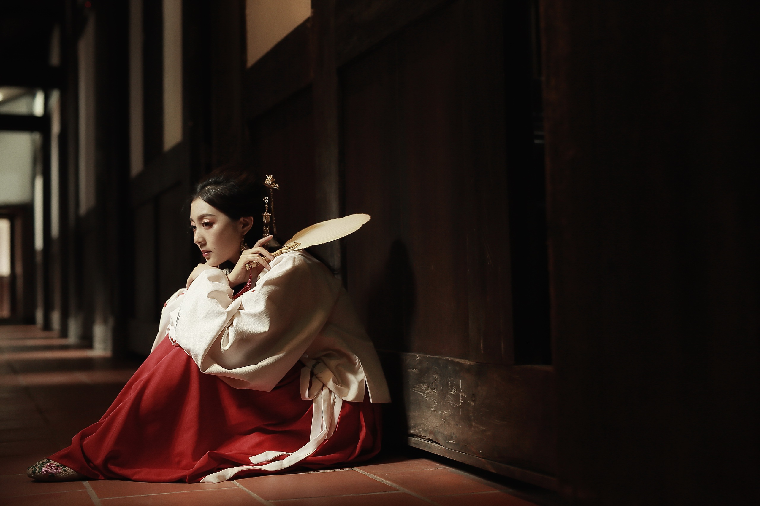 Asian Brunette Girl Model Traditional Costume Woman 2560x1707