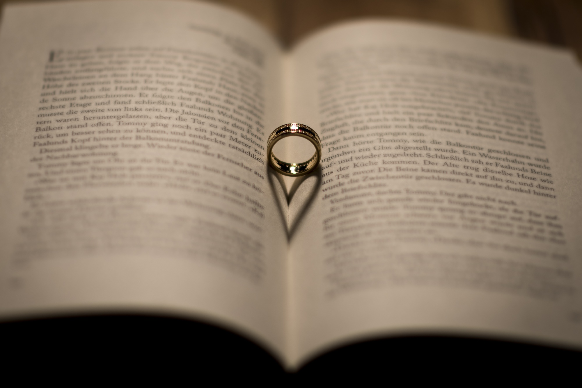 Book Love Ring 2000x1335