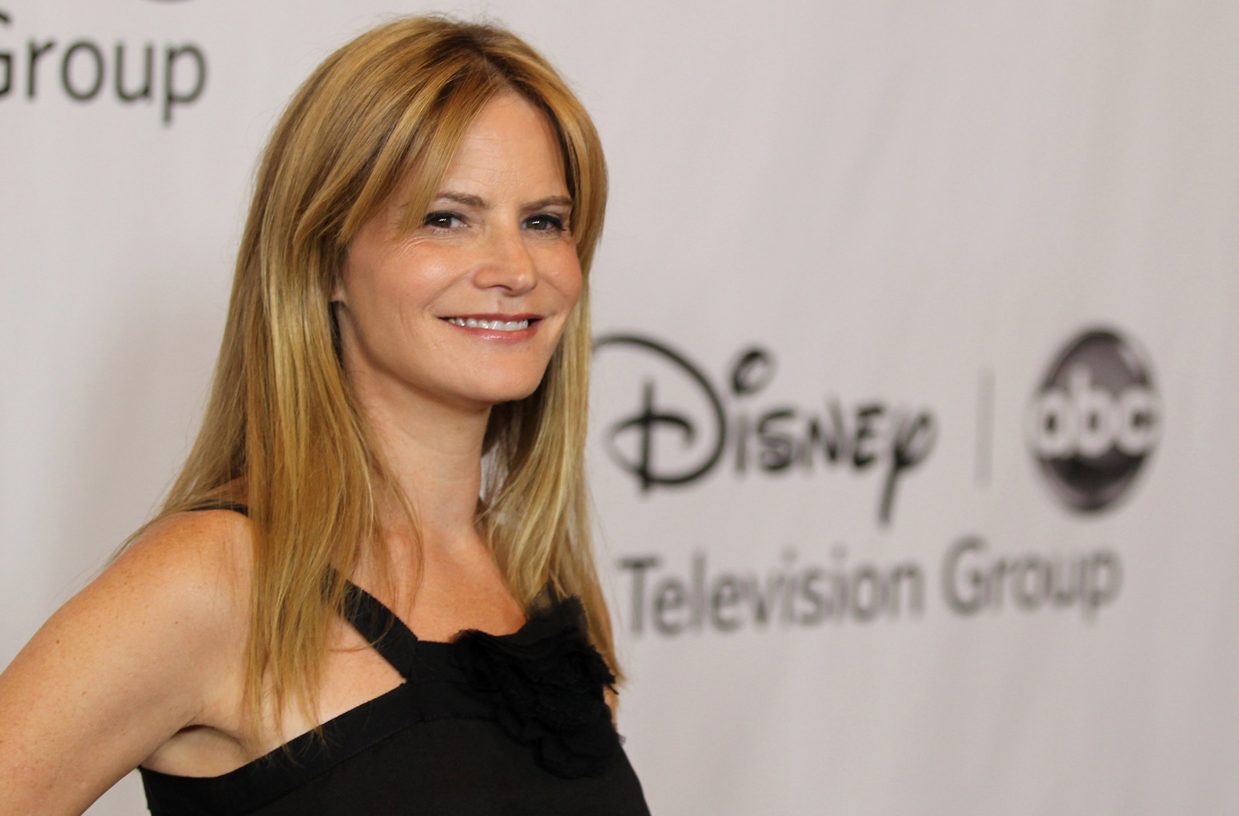 Jennifer Jason Leigh 2500x1647