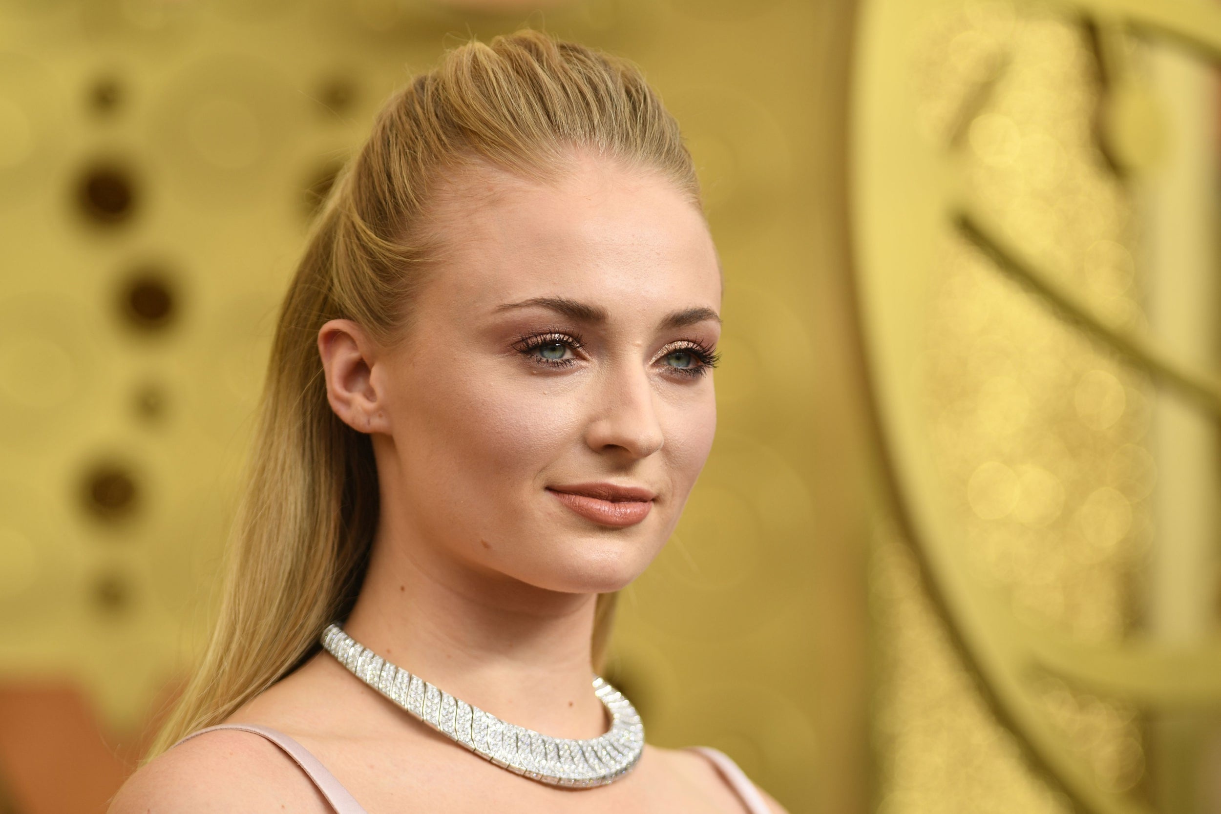 Actress Blonde Blue Eyes English Necklace Sophie Turner 2500x1667