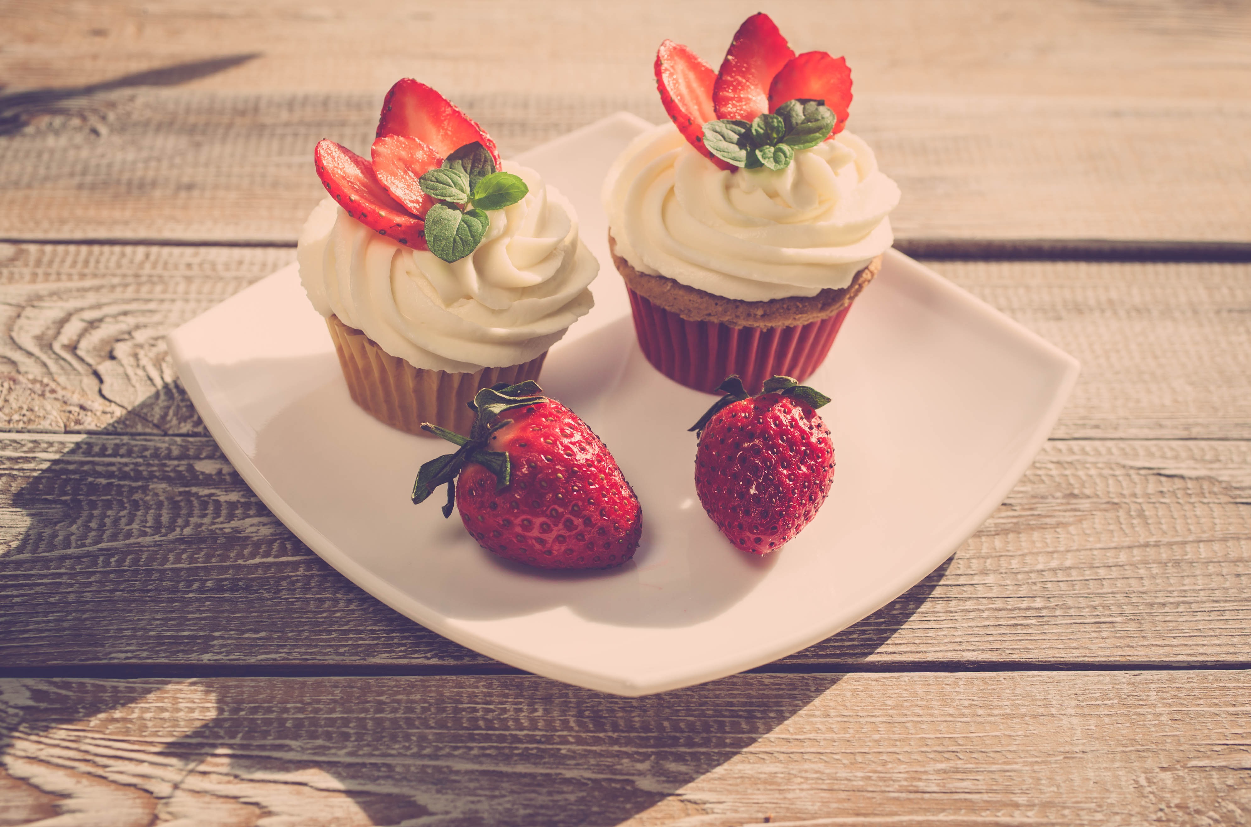 Berry Cream Cupcake Fruit Strawberry 3981x2632