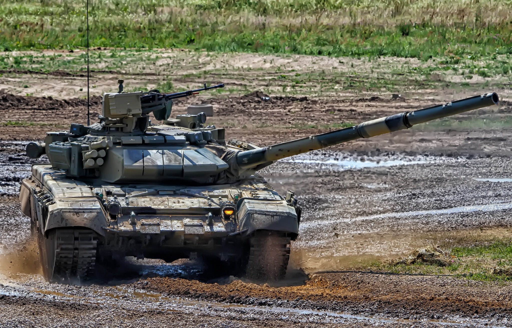 T 90 Tank 2046x1310