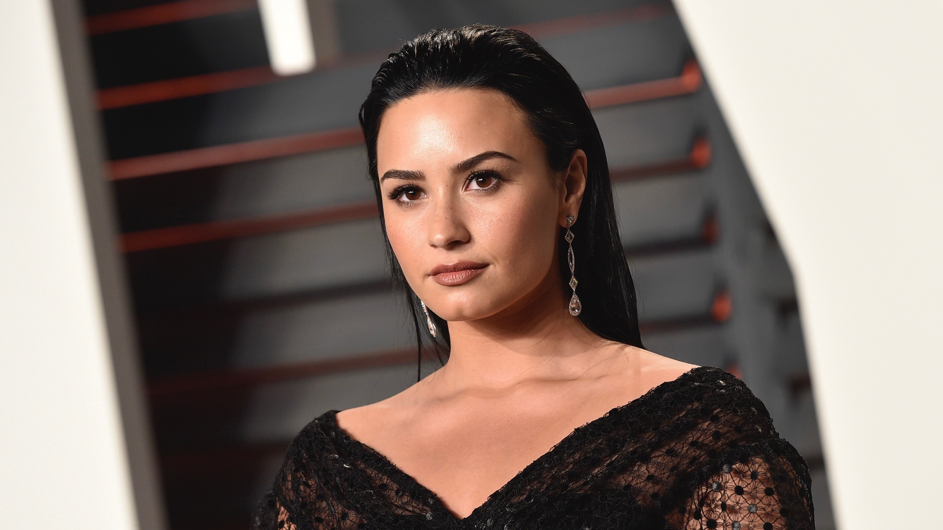 American Black Hair Brown Eyes Demi Lovato Earrings Singer 3000x1688